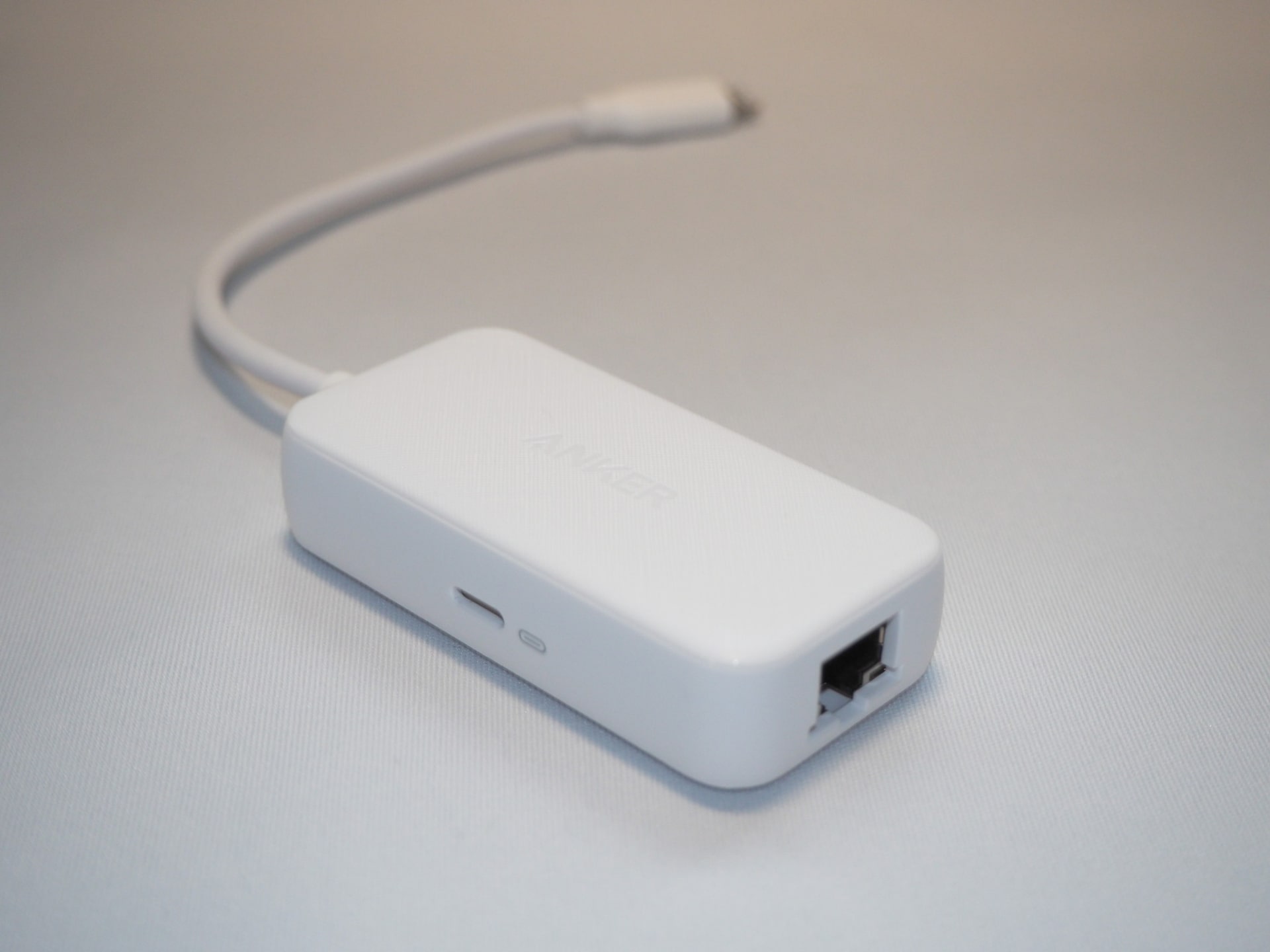 側面から見たところ。イーサネットだけでなく、給電用のLightningポートも備わっているのが分かる