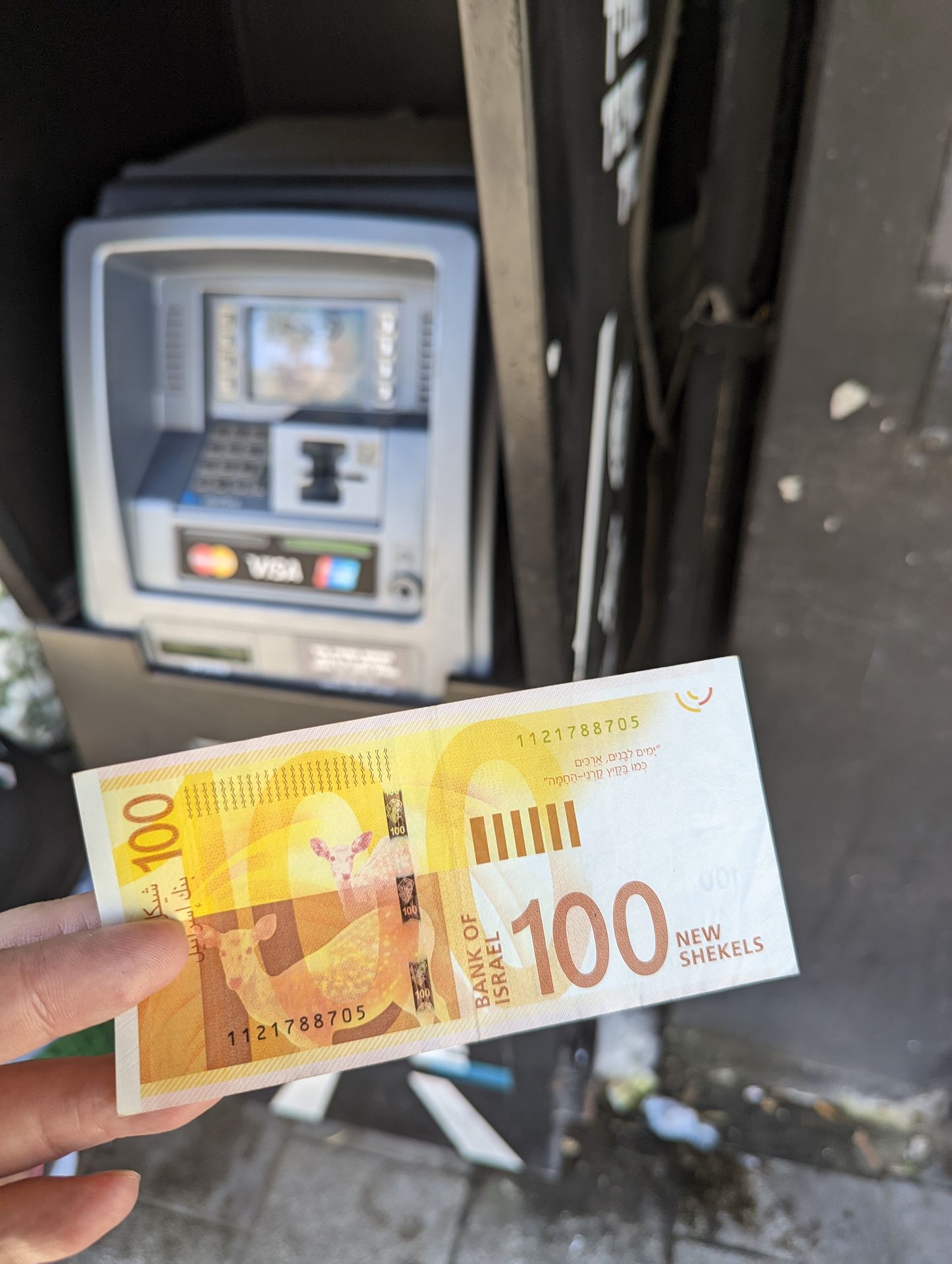 しょうがないので向かいのam pmというスーパーのATMで100シェケルを下ろす