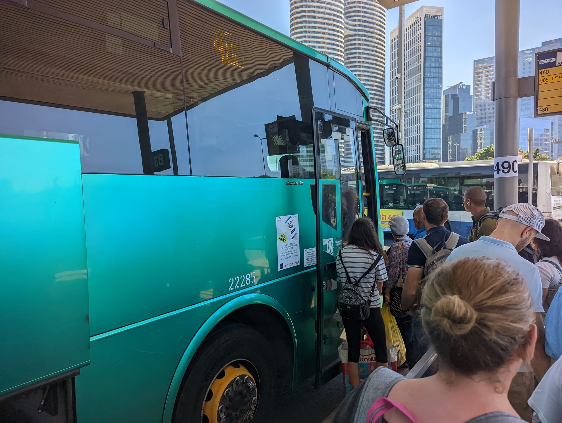 バスに乗車。ドライバー横の端末にカードをタッチするだけでいい