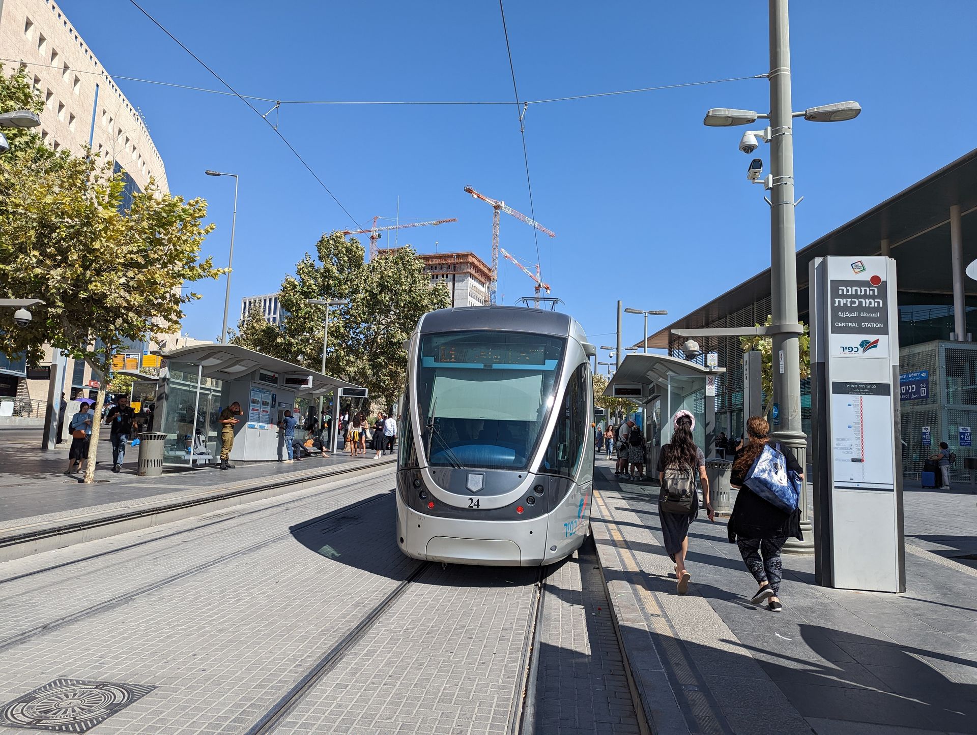 エルサレムに到着。左の建物がバスターミナルで、右の建物が鉄道のイツハクナボン（Yitzhak Navon）駅。ここは新市街なので、トラムに乗って旧市街の入り口まで移動する