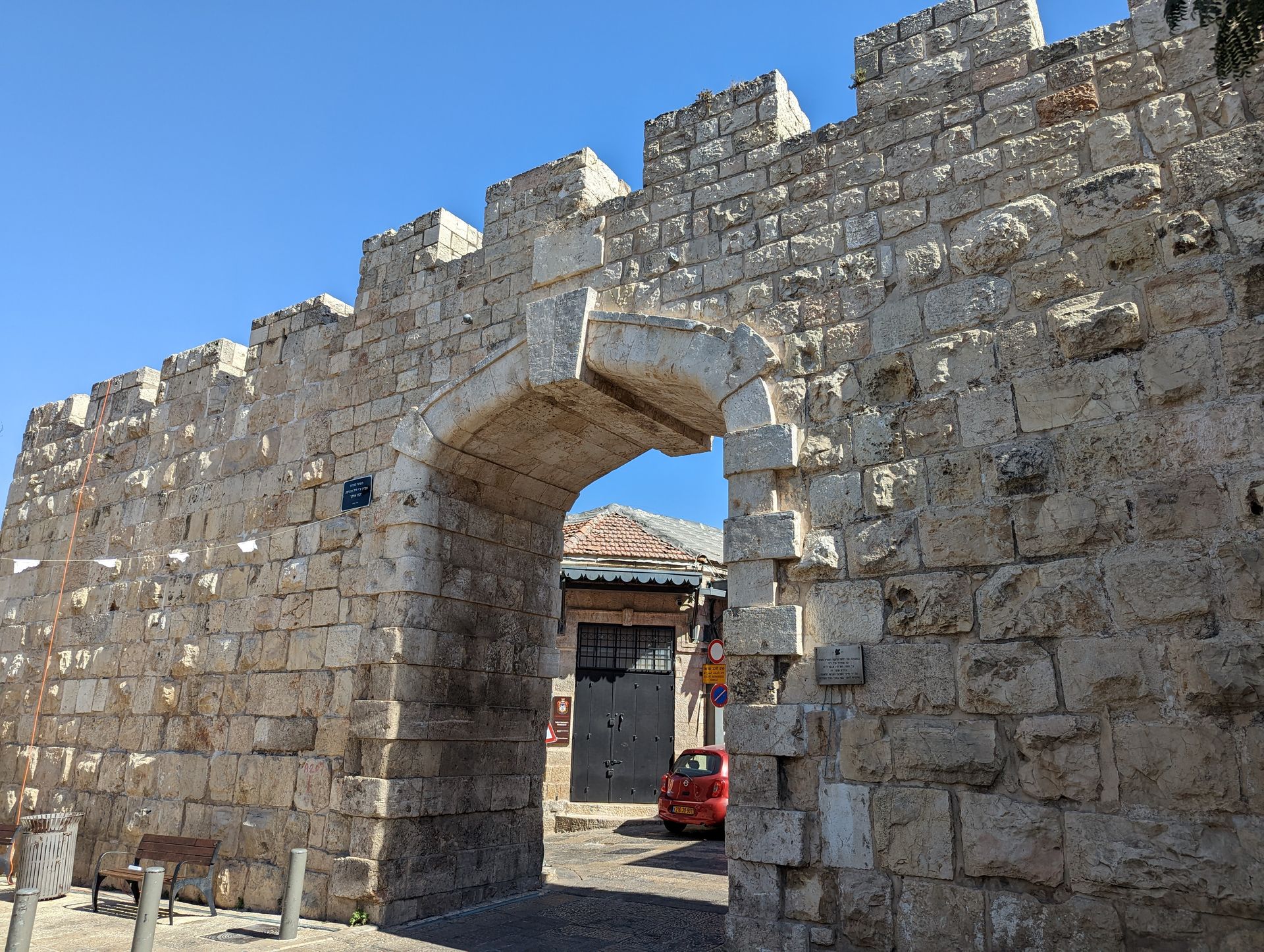 エルサレム旧市街北西にある「新門（New Gate）」と呼ばれる入り口に到着。人通りの多い「ヤッファ門（Jaffa Gate）」などに比べるとこぢんまりしていて寂しい