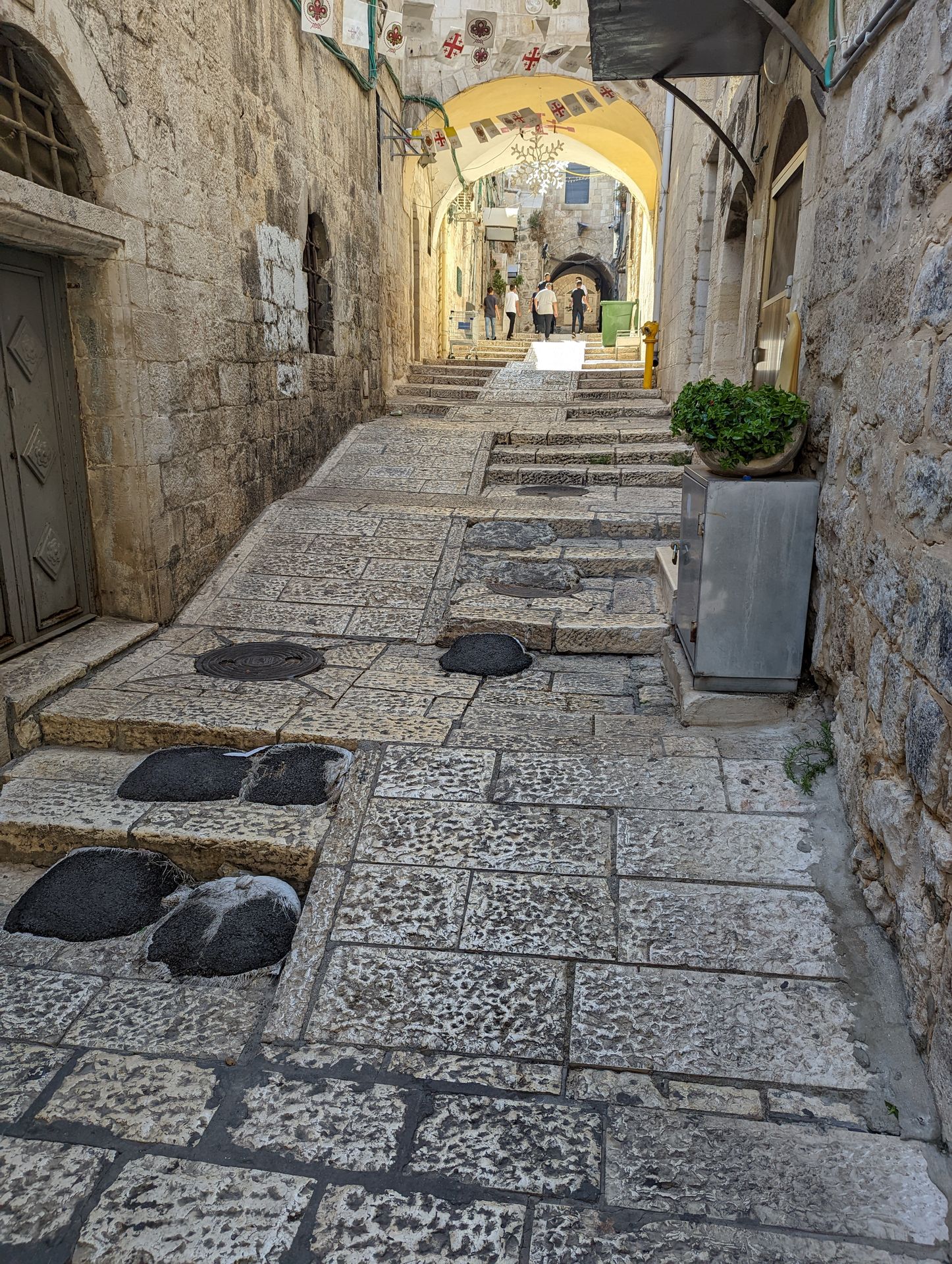 石造りの旧市街。道は滑らかで、スロープも付いていてスーツケース抱えた旅行者にも優しい