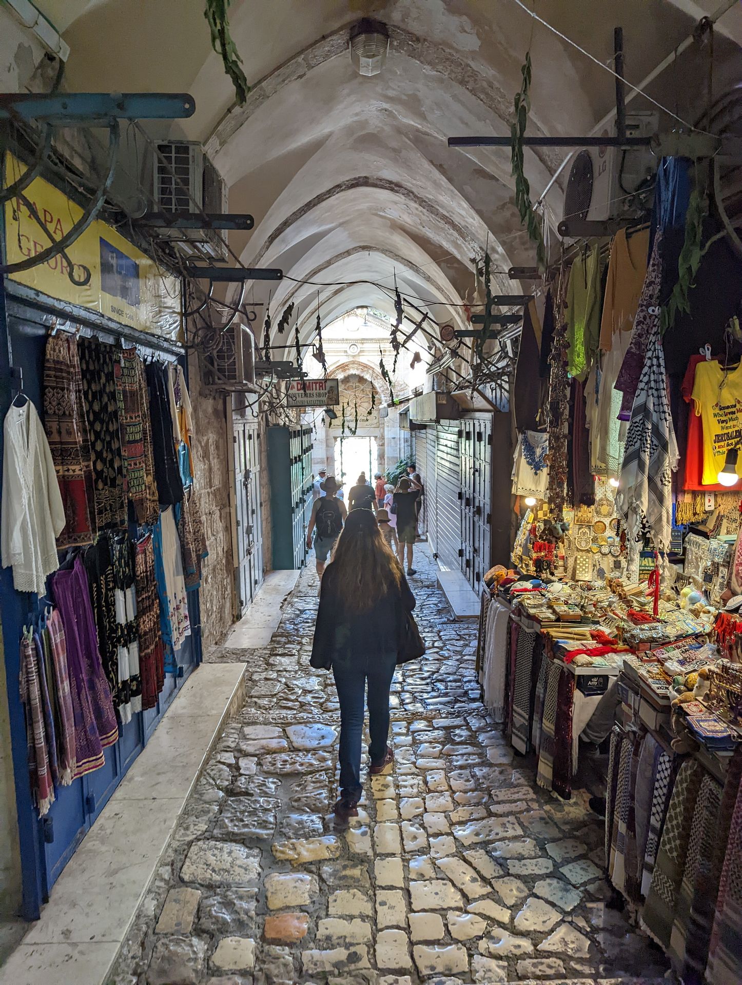 旧市街のスークのような街並み。ここはまだキリスト教区なので整然としているが、イスラム教区のスークはより雑然としていて、商人の客引きも激しい