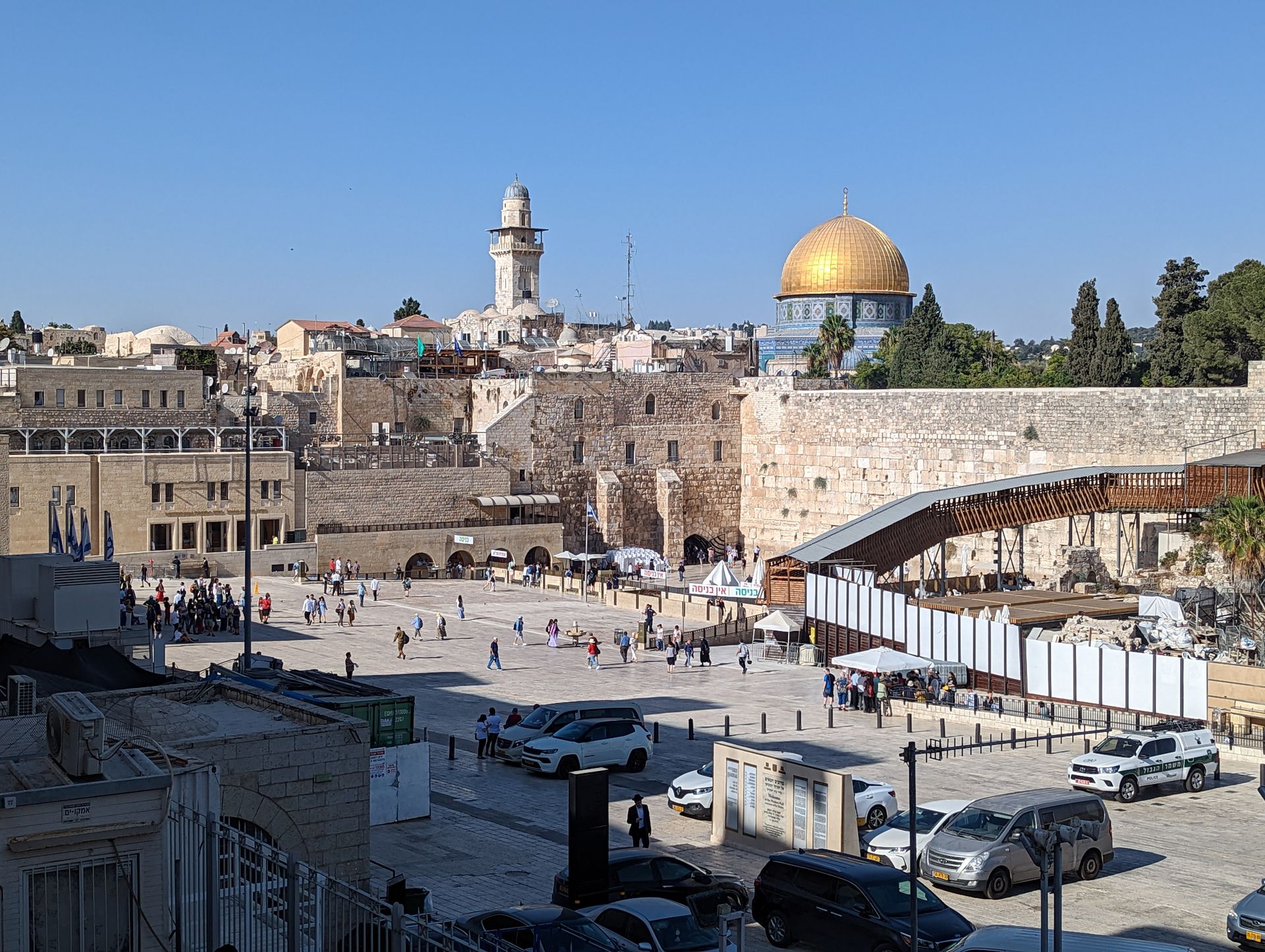 嘆きの壁と岩のドーム。写真で見て分かると思うが、エルサレムの街は意外とアップダウンが激しいので、旧市街をくまなくまわろうと思うとけっこうな運動になる