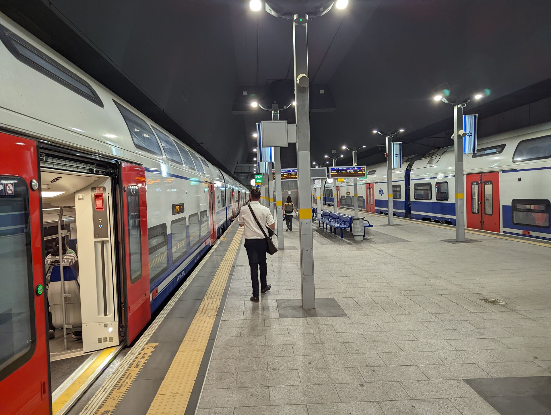 鉄道のプラットフォーム。地下80メートルに位置し、地上からはエスカレーターとエレベーターを複数回乗り継いでアクセスする。核シェルターの用途を想定しているという話で、この手の建造物の入り口のセキュリティチェックはかなり厳しい