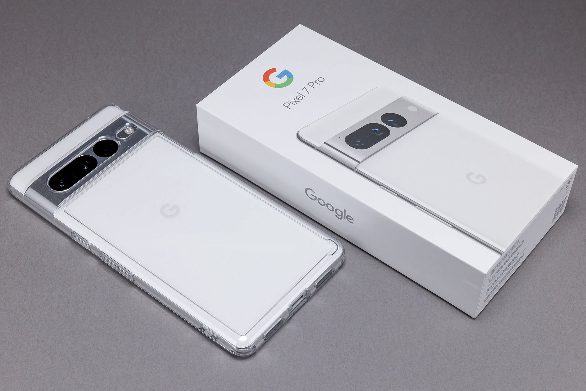 開梱ほやほやの「Google Pixel 7 Pro」。我慢を重ねて<a href="https://store.google.com/jp/product/pixel_6_pro?hl=ja" class="strong bn" target="_blank">「Google Pixel 6 Pro」</a>を買わずに待った甲斐があった的な機能＆使用感のGoogle Pixel 7 Proだが、いや〜最新のスゲいハードウェアは楽しいっスね〜♪