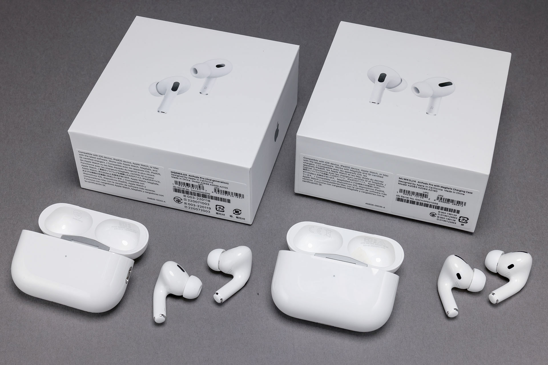 ケースのサイズも機構も、イヤホンのサイズも形状も、ほぼ「まるで同じ」な初代AirPods ProとAirPods Pro 2。箱もほとんど同じ。なんかこう……「新しいデバイス買ったゼ〜イーヤッハァ!!!」みたいな嬉しさはナイのであった