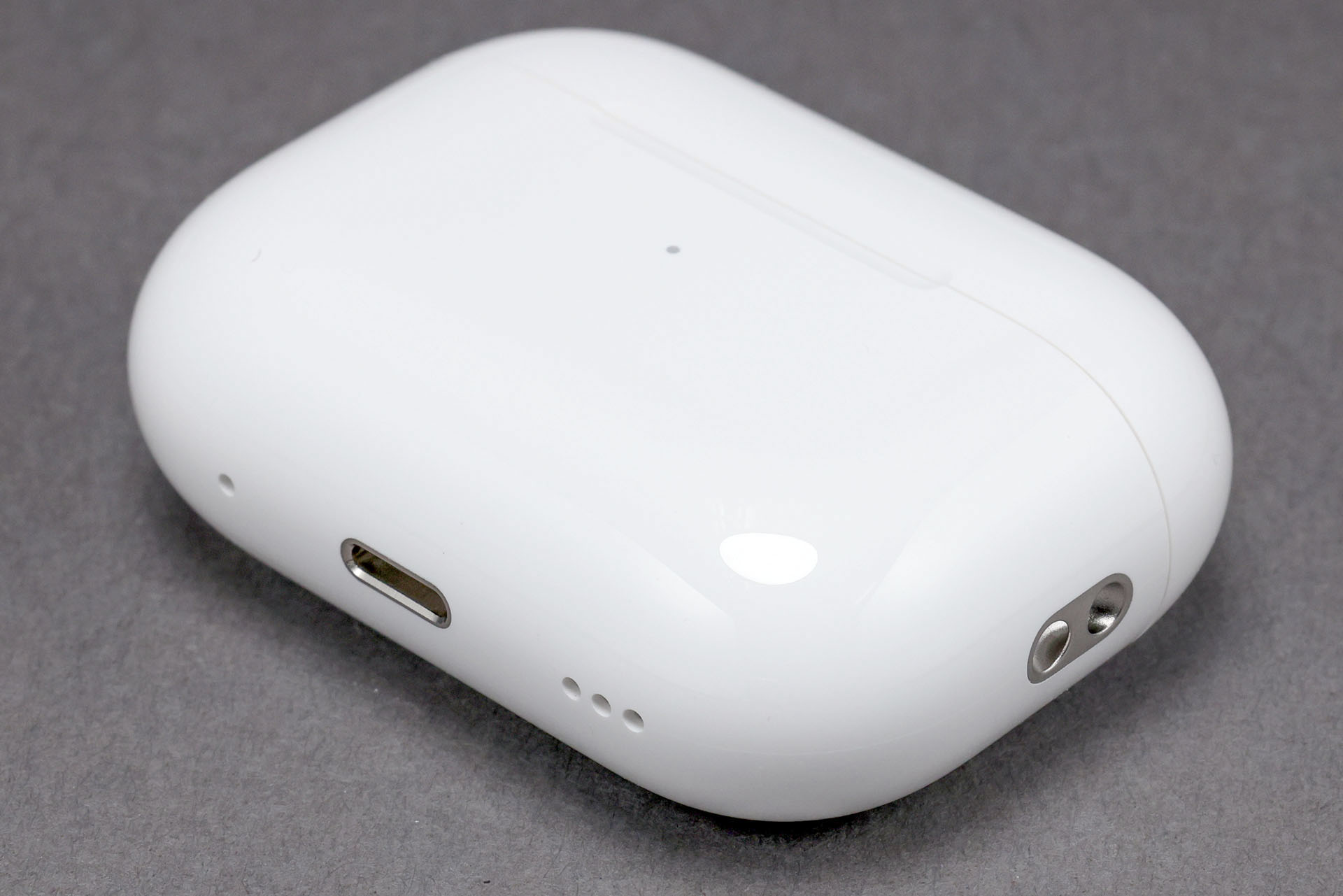 AirPods Pro 2付属ケースには底部にスピーカー、向かって右側にストラップホールがついた