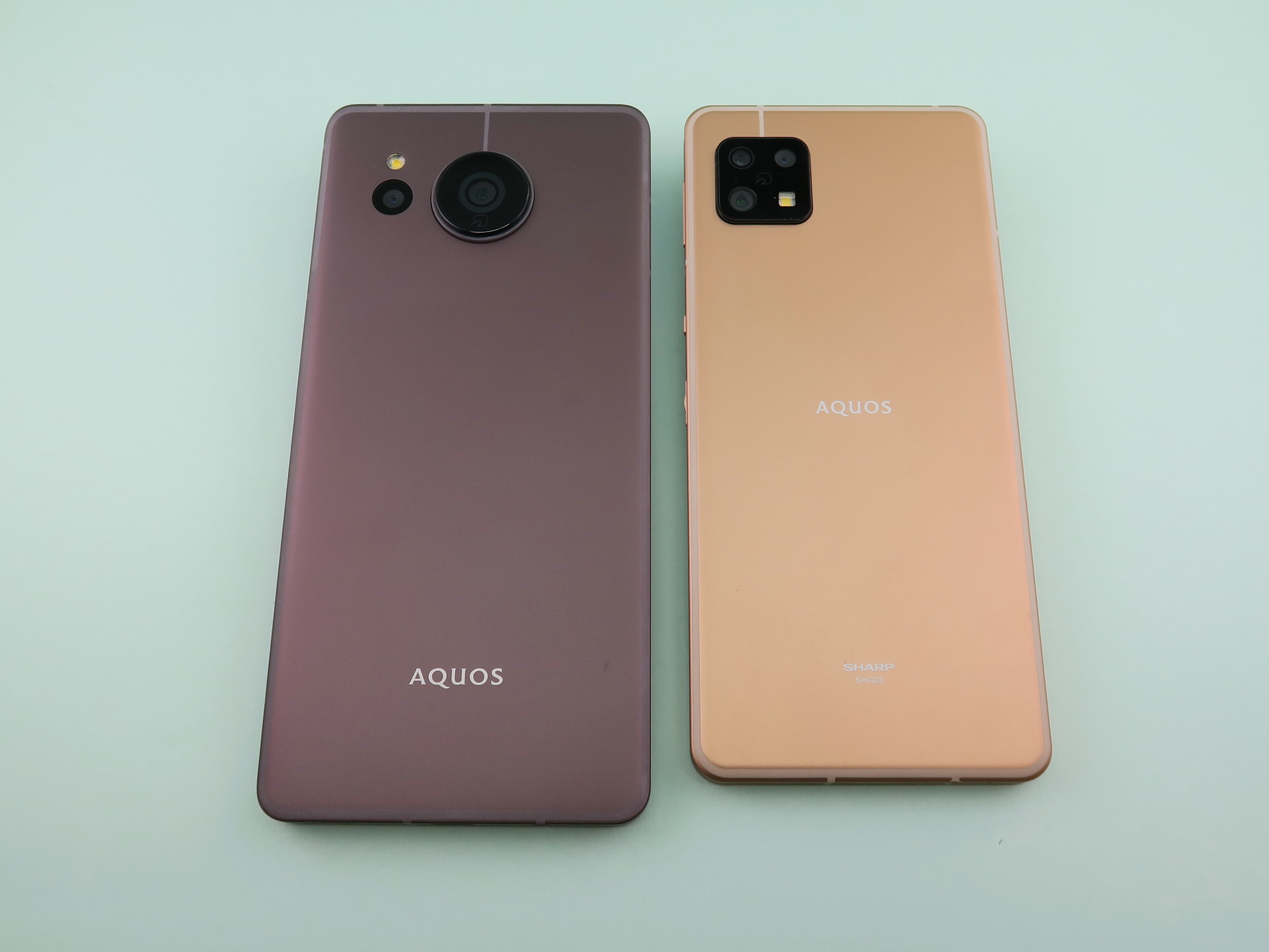 「AQUOS sense7 plus」（左）と「AQUOS sense6」（右）の背面。カメラ位置が変更されるなど、デザインは大きく変更された