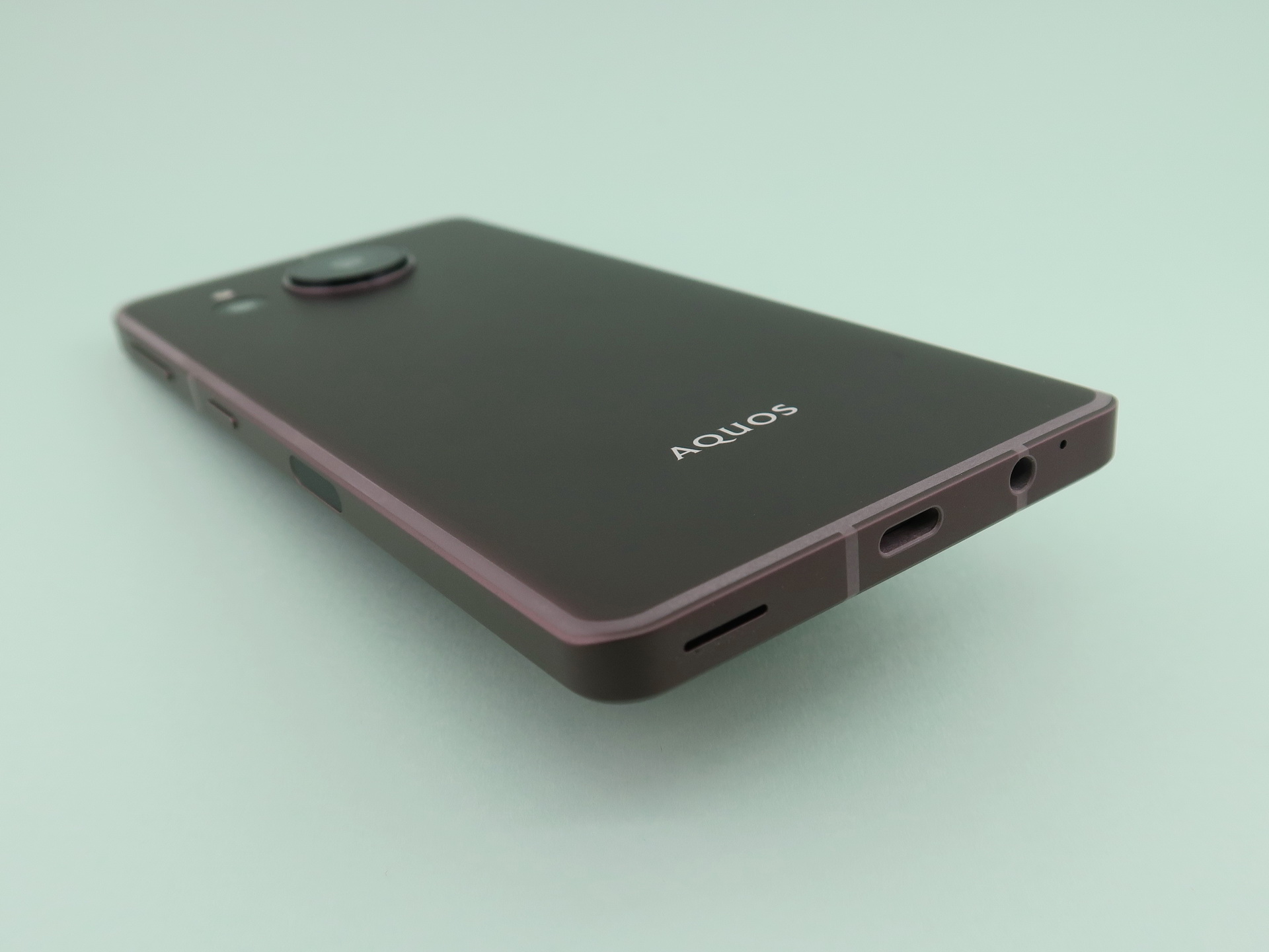 本体下部にはUSB Type-C外部接続端子、3.5mmイヤホンマイク端子を備える