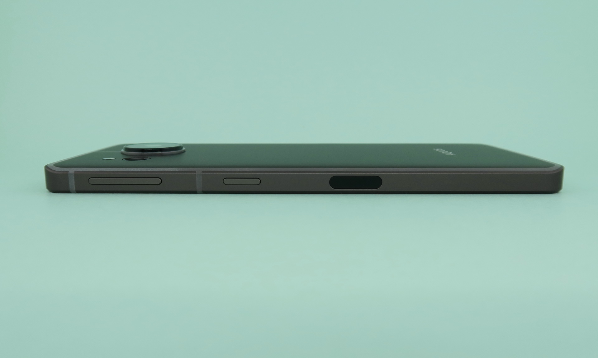 右側面は最上部から順にシーソー式の音量キー、電源ボタン、指紋認証センサーが並ぶ