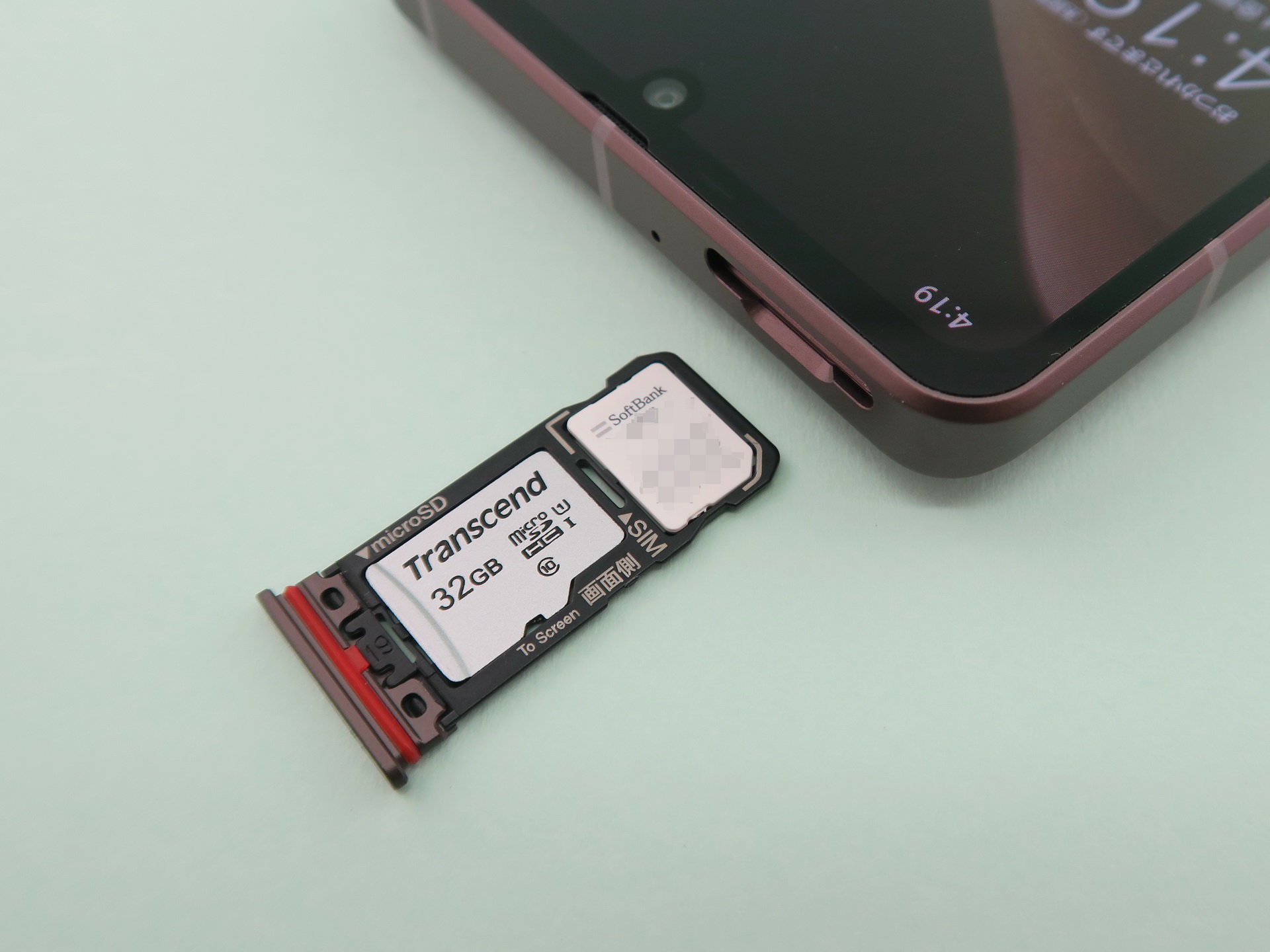 本体上部にSIMカードスロットを備える。SIMカードトレイにはnanoSIMカードとmicroSDメモリーカードを装着できる