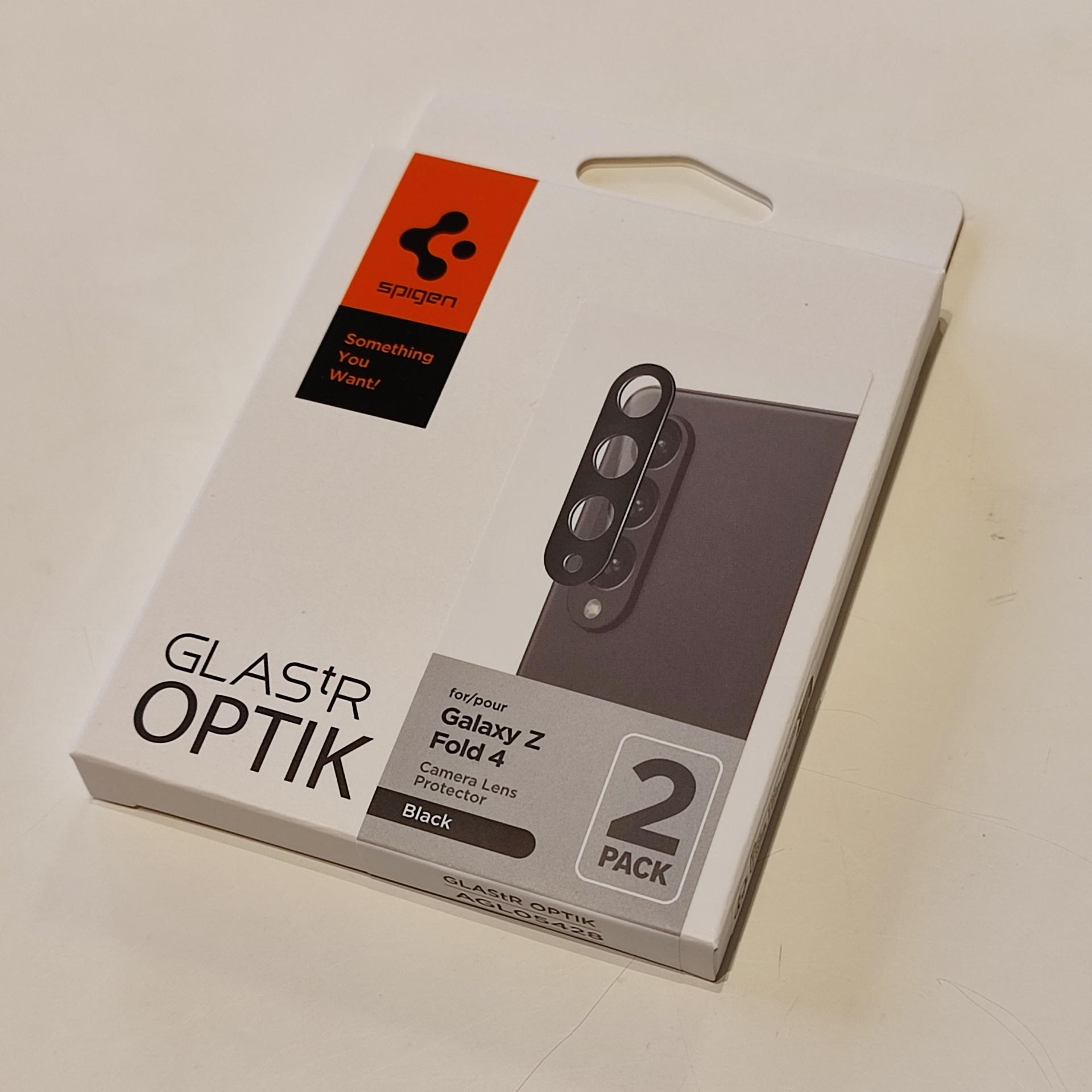 Galaxy Z Fold4用のレンズフィルムは同じものが2枚入っている。裏面の粘着テープで固定する