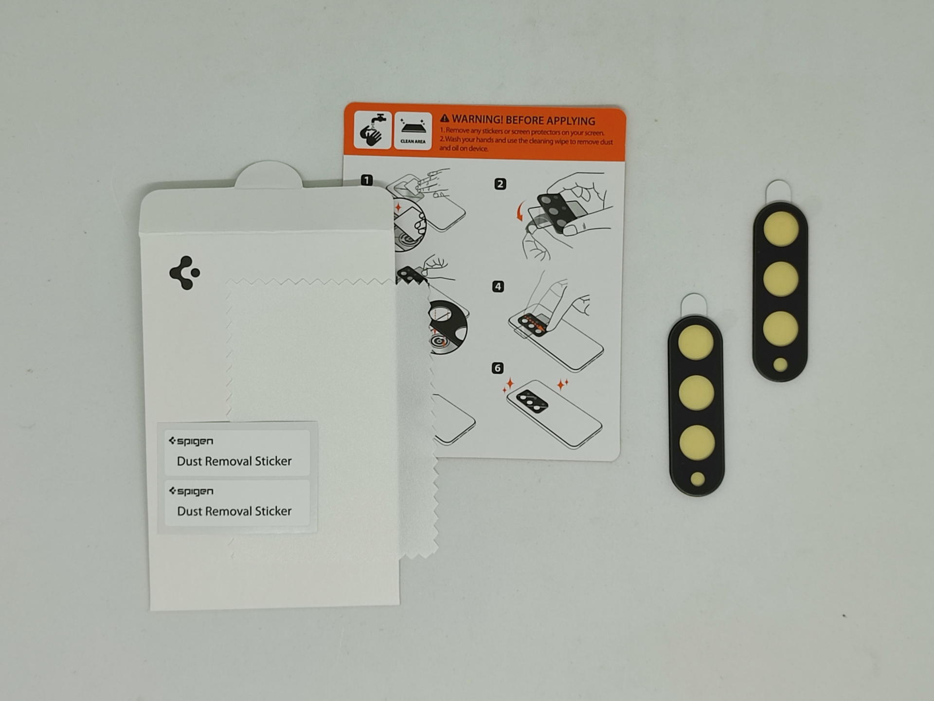 パッケージには2枚のレンズフィルム以外に取説とレンズ周囲の埃取りツールが付属する