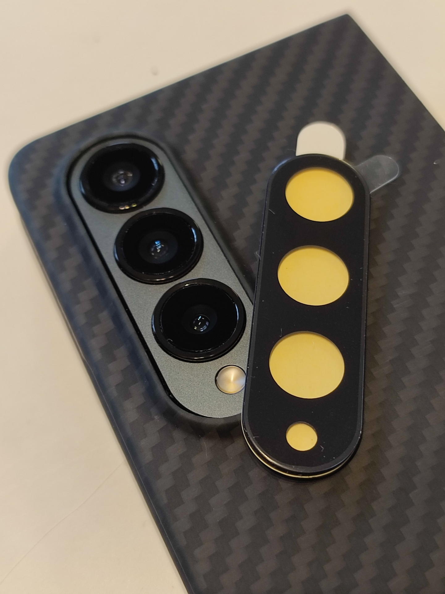 まずは2枚の内の1枚を貼り付けてみた。レンズフィルム側は凹面なので凸面のレンズとしっかり噛み合ってズレはおこらない