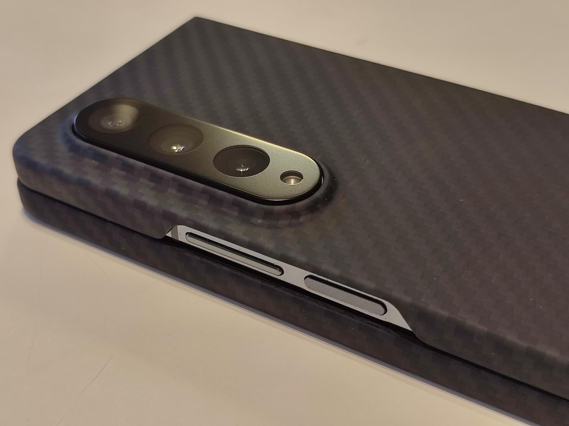 レンズフィルムを貼るとフィルム部分が最も出っ張る形状になる