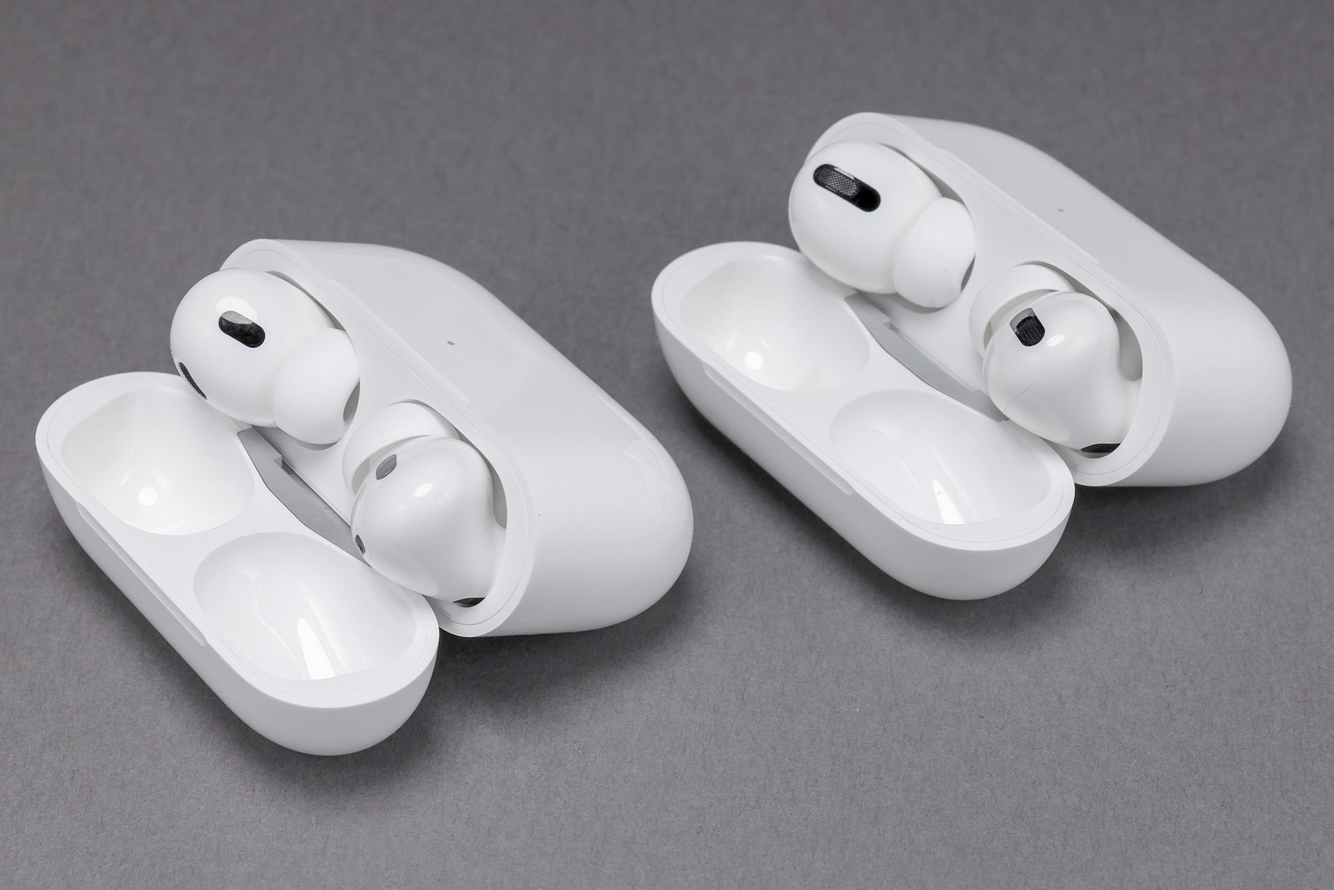 AirPods Pro 1とAirPods Pro 2のイヤホンをケースに入れた状態。あっ左がAirPods Pro 2で、右がAirPods Pro 1だった！　超似てるから並べるの間違えちゃった～的な。