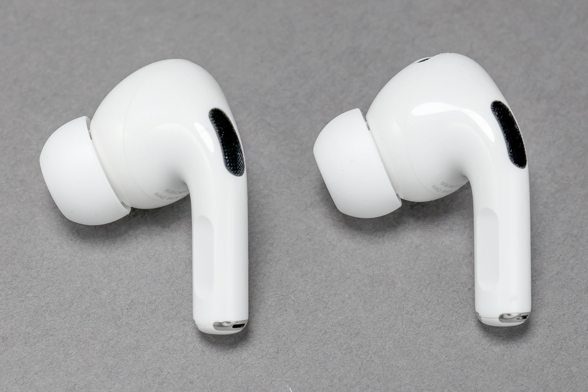 AirPods Pro 1とAirPods Pro 2のイヤホン。センサー位置が少し異なるものの、形状自体はほぼ同じ。イヤーチップも同じなので、耳への装着感も同じだ。ちなみにAirPods Pro 2には合計4サイズのイヤーチップが付属している。