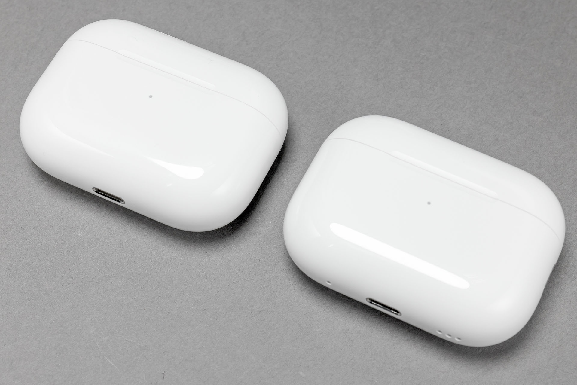 AirPods Pro 1とAirPods Pro 2の充電ケース。同じサイズで並べると見分けにくい。