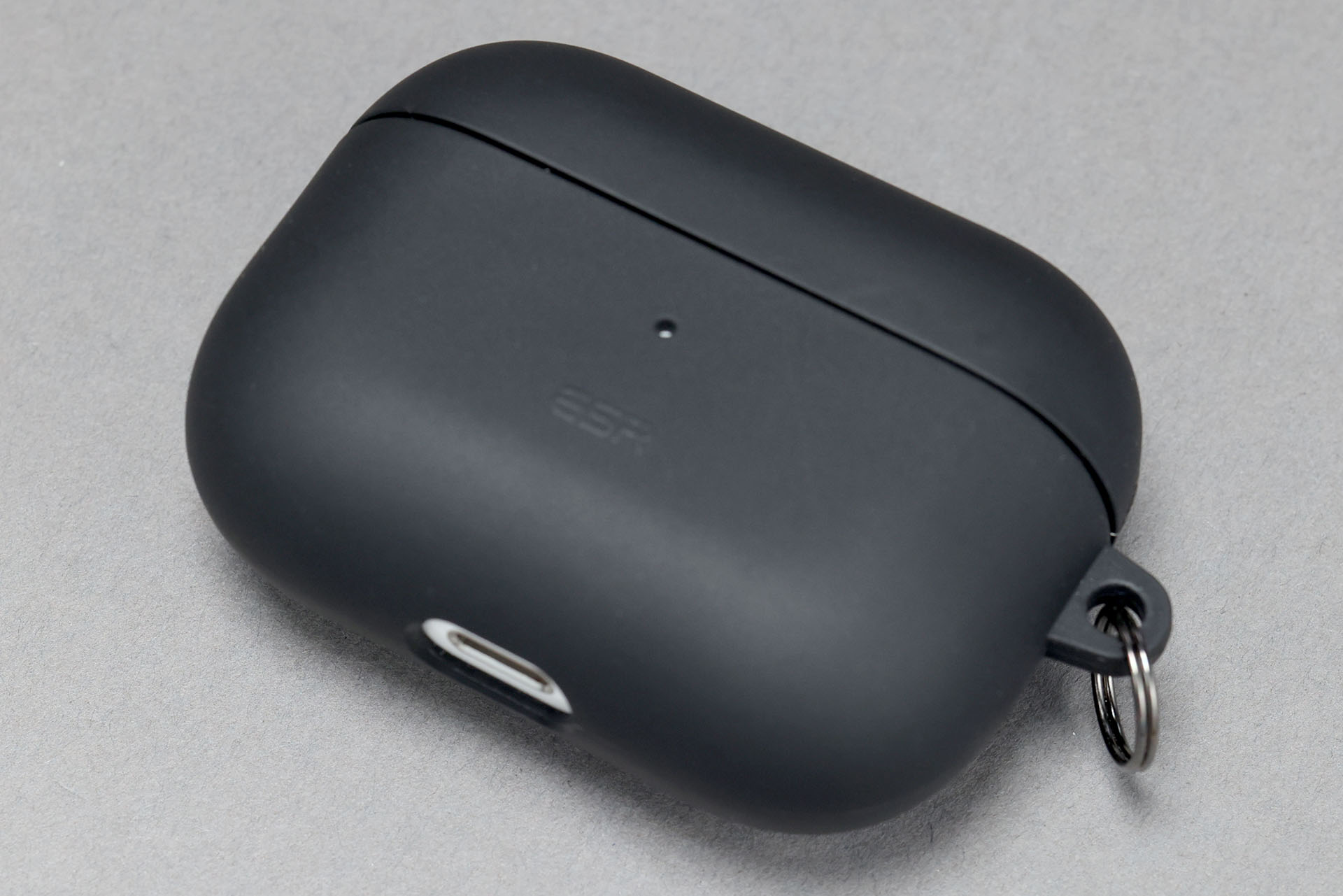 AirPods Pro 1充電ケース用カバーにAirPods Pro 2充電ケースを入れたところ。って写真だとなんのことやら全然わかりませんな。とにかく、1と2の充電ケース用カバーはサイズ的に互換性がある。