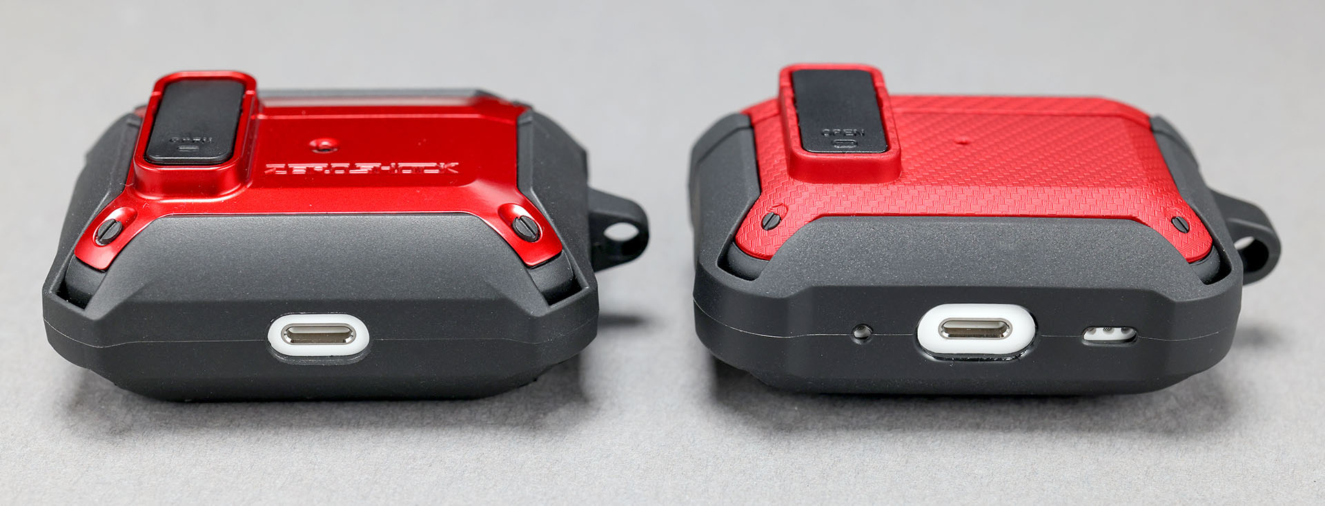 右のAirPods Pro 2充電ケース対応品だと、スピーカーからの音を妨げない。