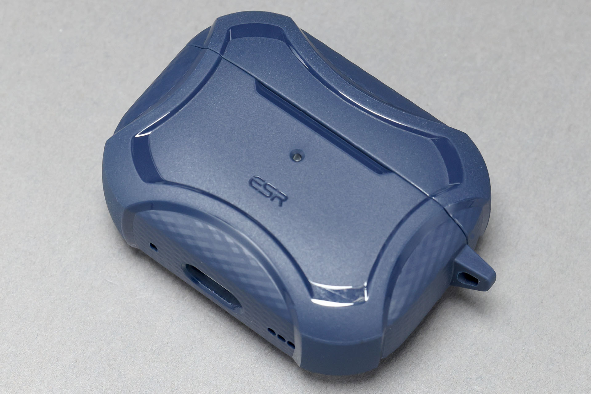 ESRブランドの耐衝撃＆MagSafe対応カバー。AirPods Pro 2充電ケースにもAirPods Pro 1充電ケースにも使える。