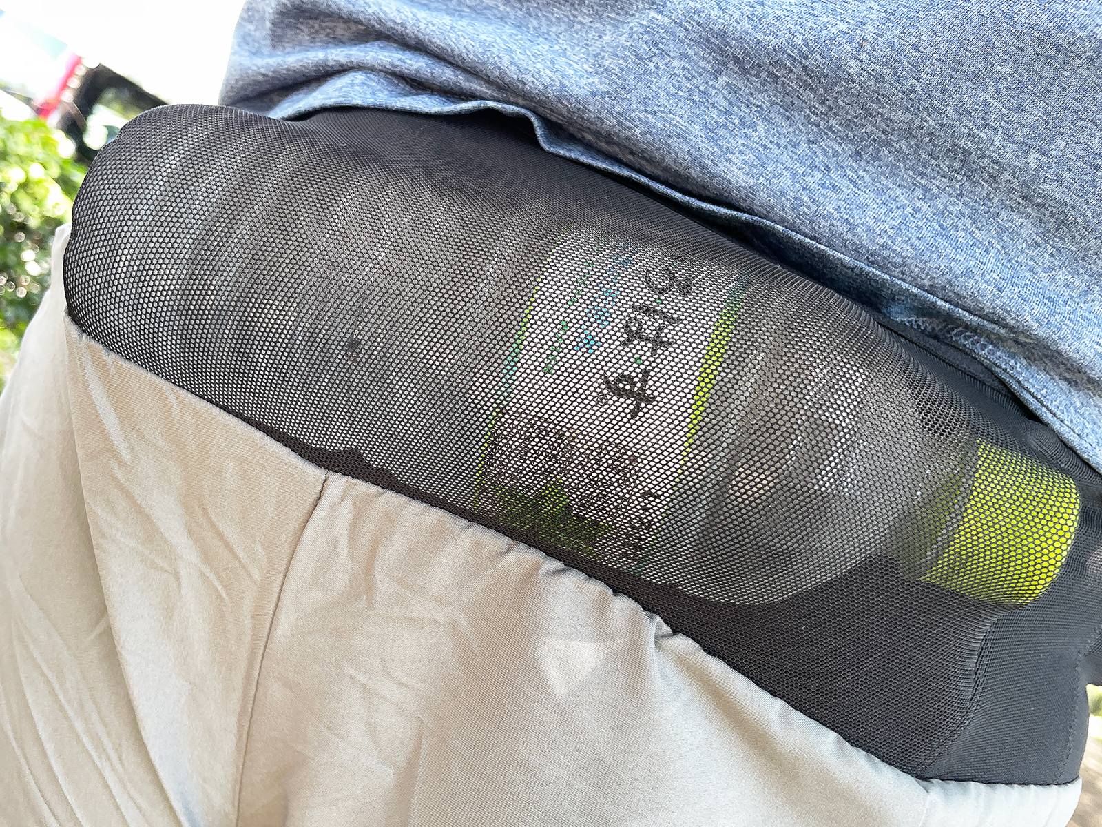 後背には大きめのポケットがあり、500mlペットボトルでも余裕で入ります。