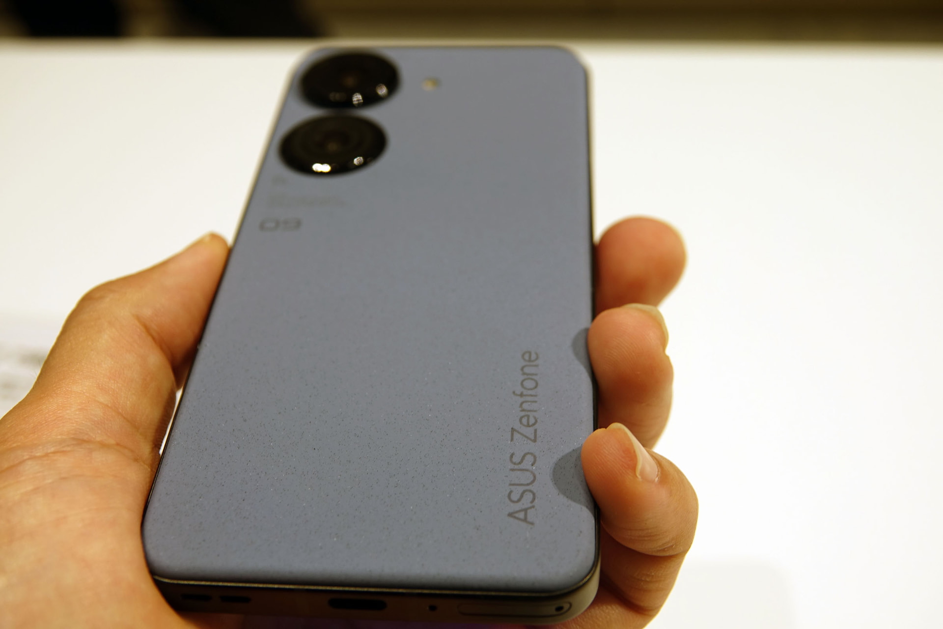 背面は、ポリカーボネートとポリウレタンを組み合わせた素材を採用