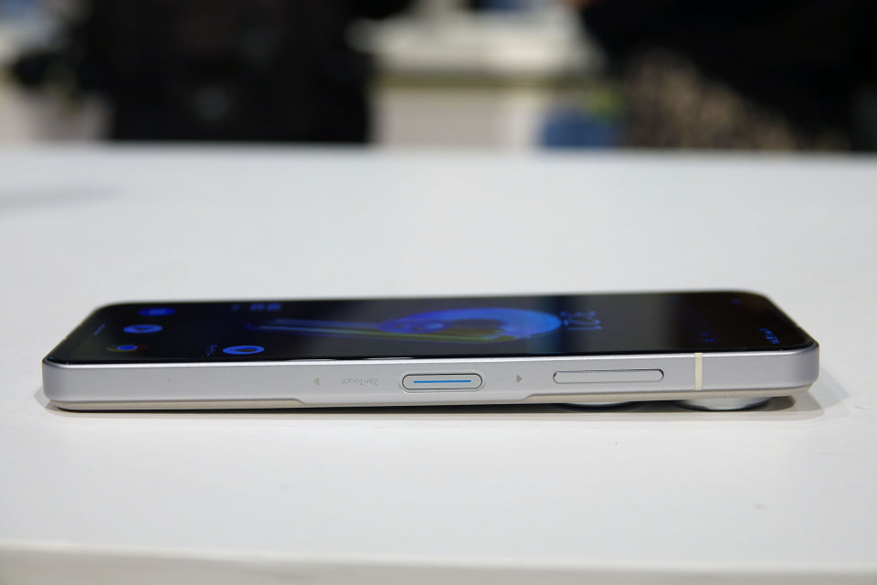 写真で見る「Zenfone 9」、全4色のラインアップと注目機能を