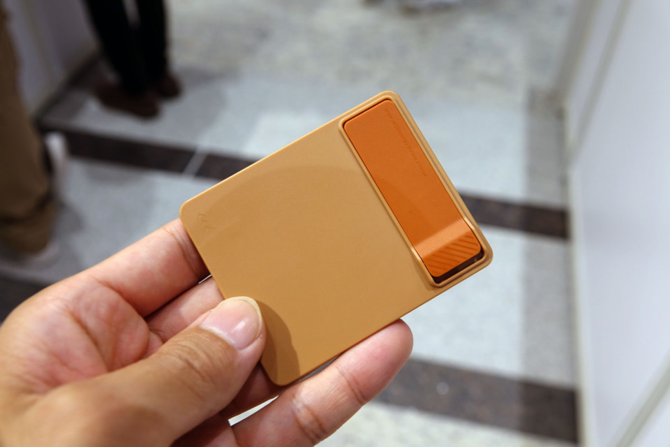 写真で見る「Zenfone 9」、全4色のラインアップと注目機能を