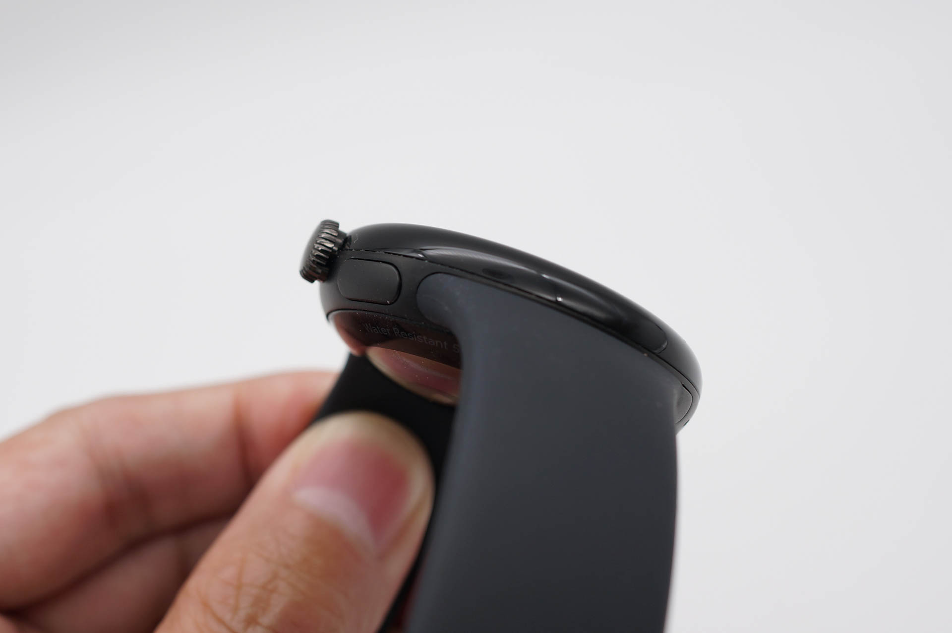 側面パーツは背面に回り込んだ形状で、側面パーツにあるサイドボタンも背面に回り込んでいて若干押しづらい