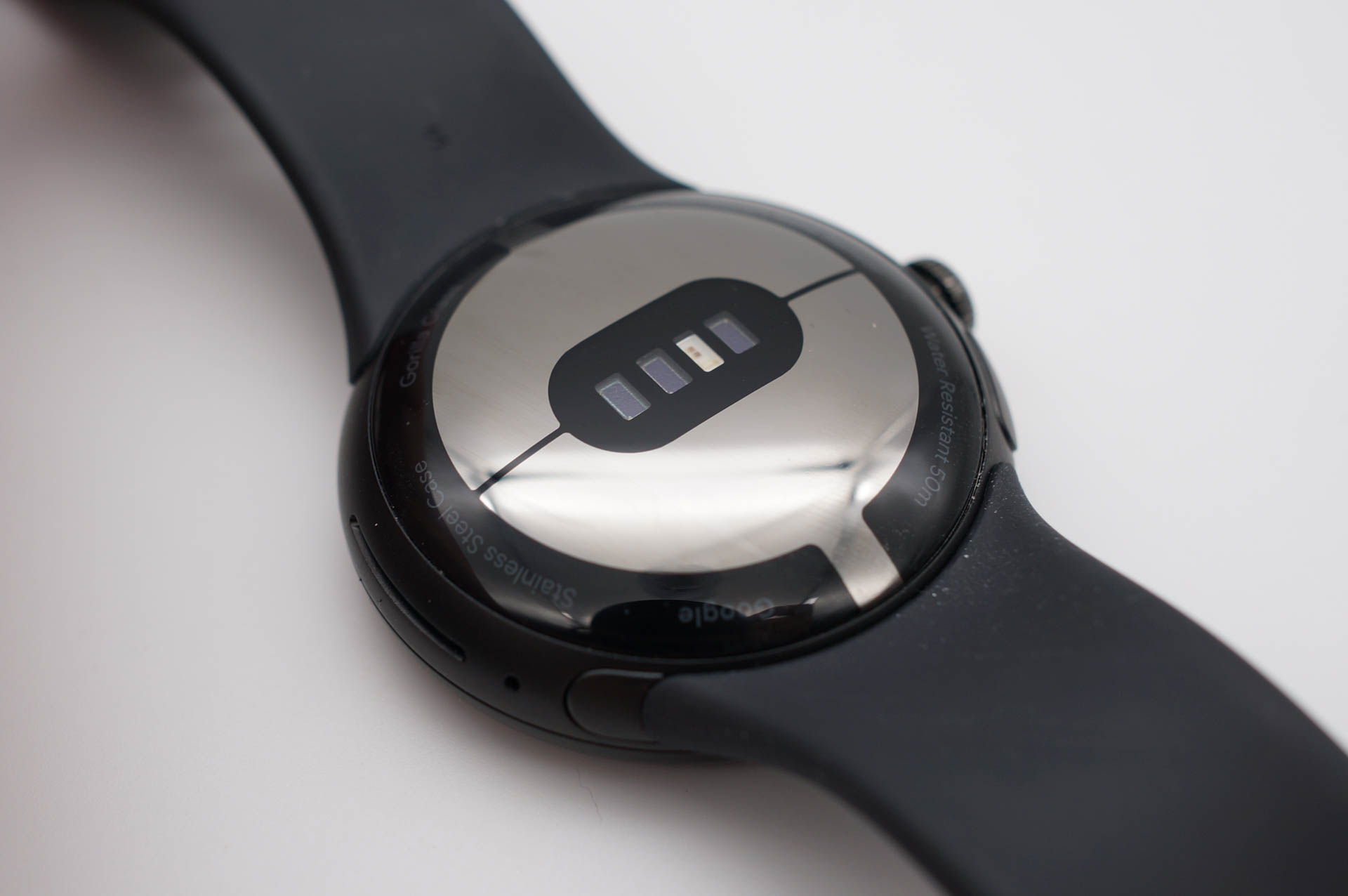 背面はガラス。使っているとパーツ間に汚れが溜まりがち