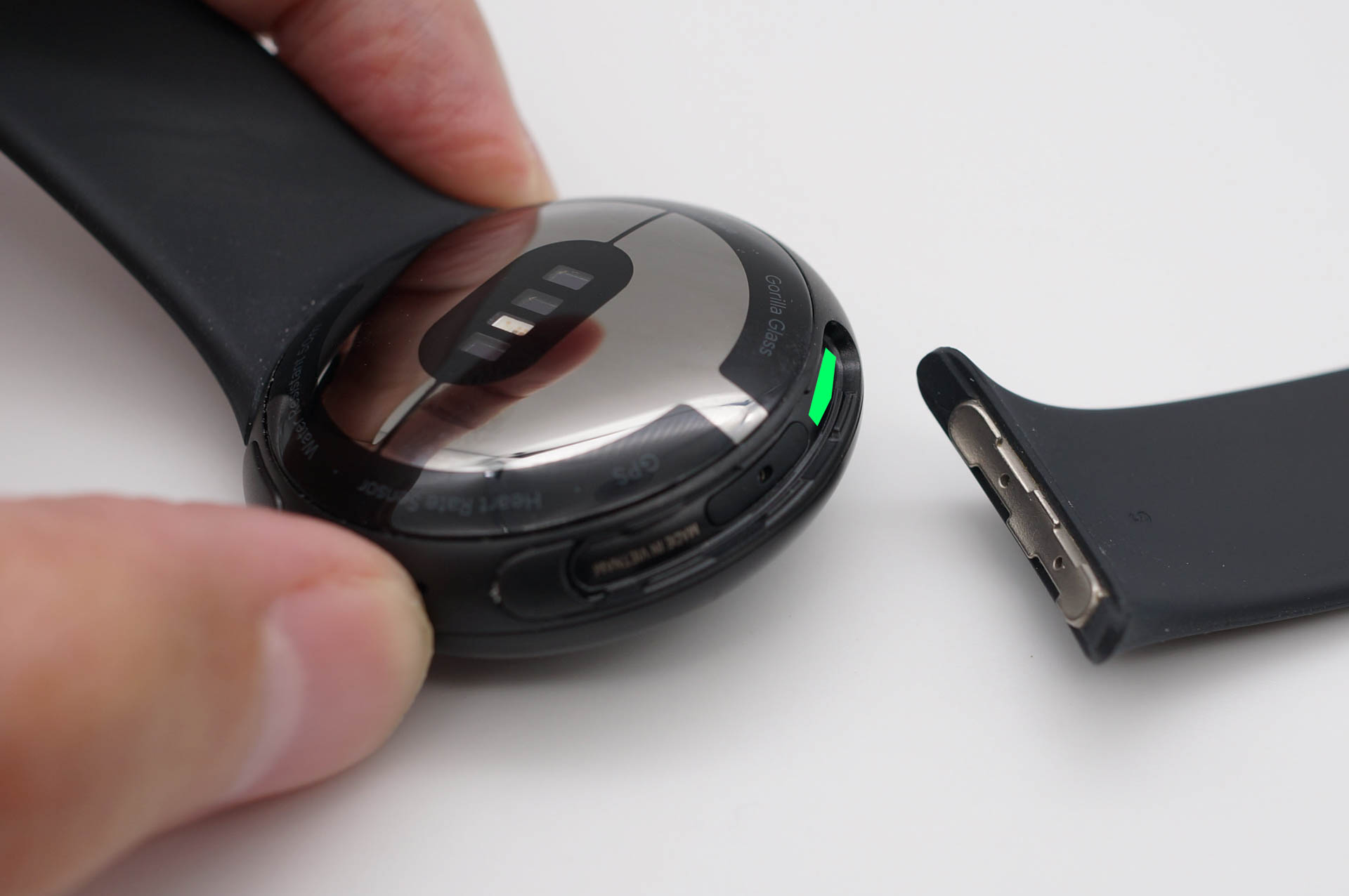 バンドは簡単に脱着できる。緑色で画像加工してる部分はシリアルナンバー（肉眼ではほぼ見えない）