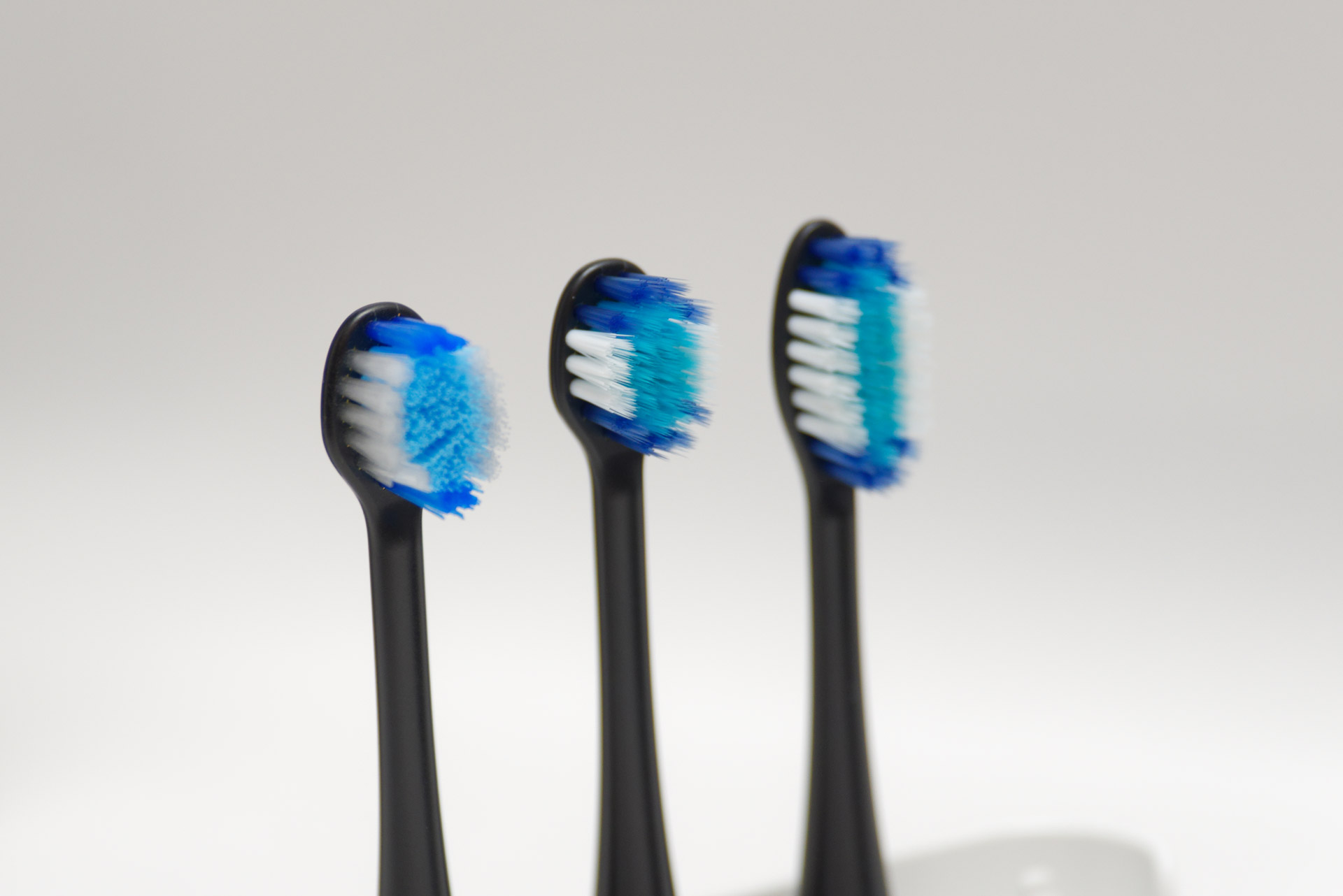 スタンダードな毛先と、極細毛など、磨き方を変えられる3種類のブラシが付属