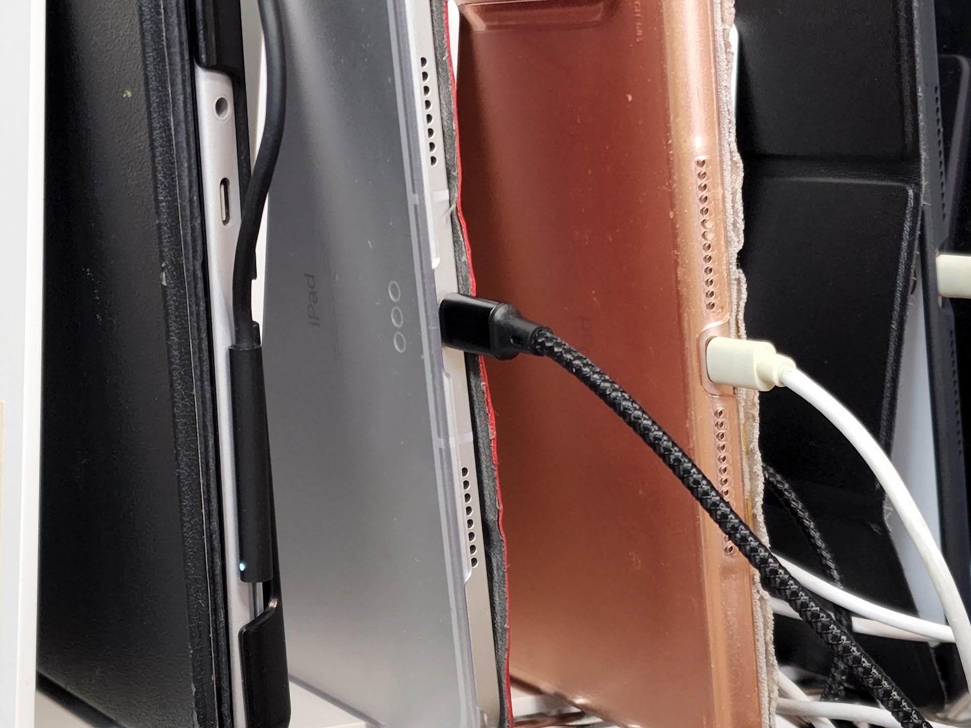 3種類の充電端子が必要