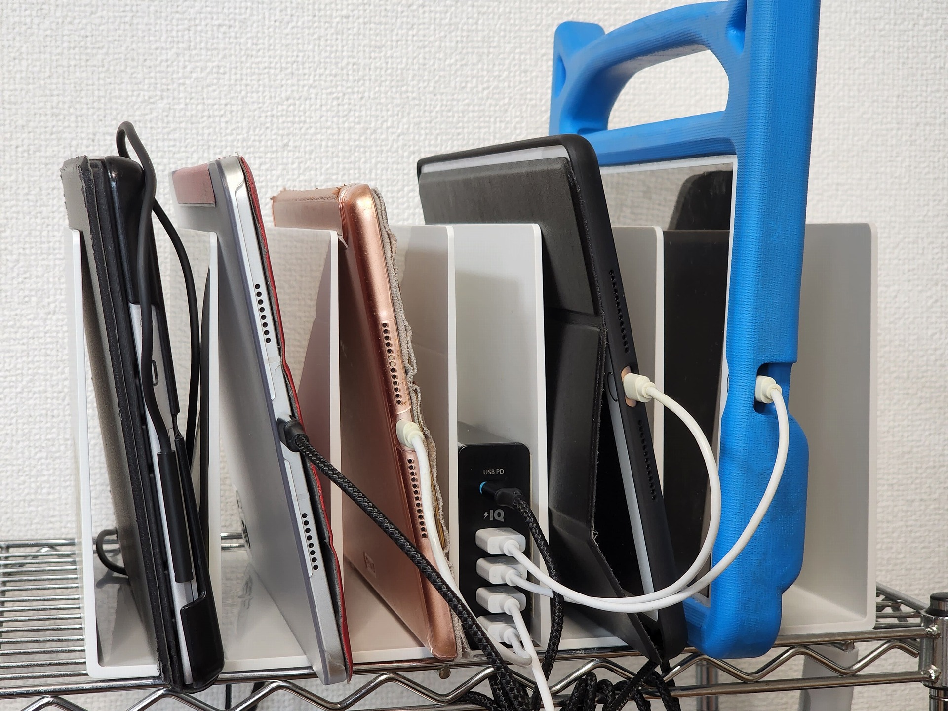 無印良品で購入した間仕切りにタブレットを収納