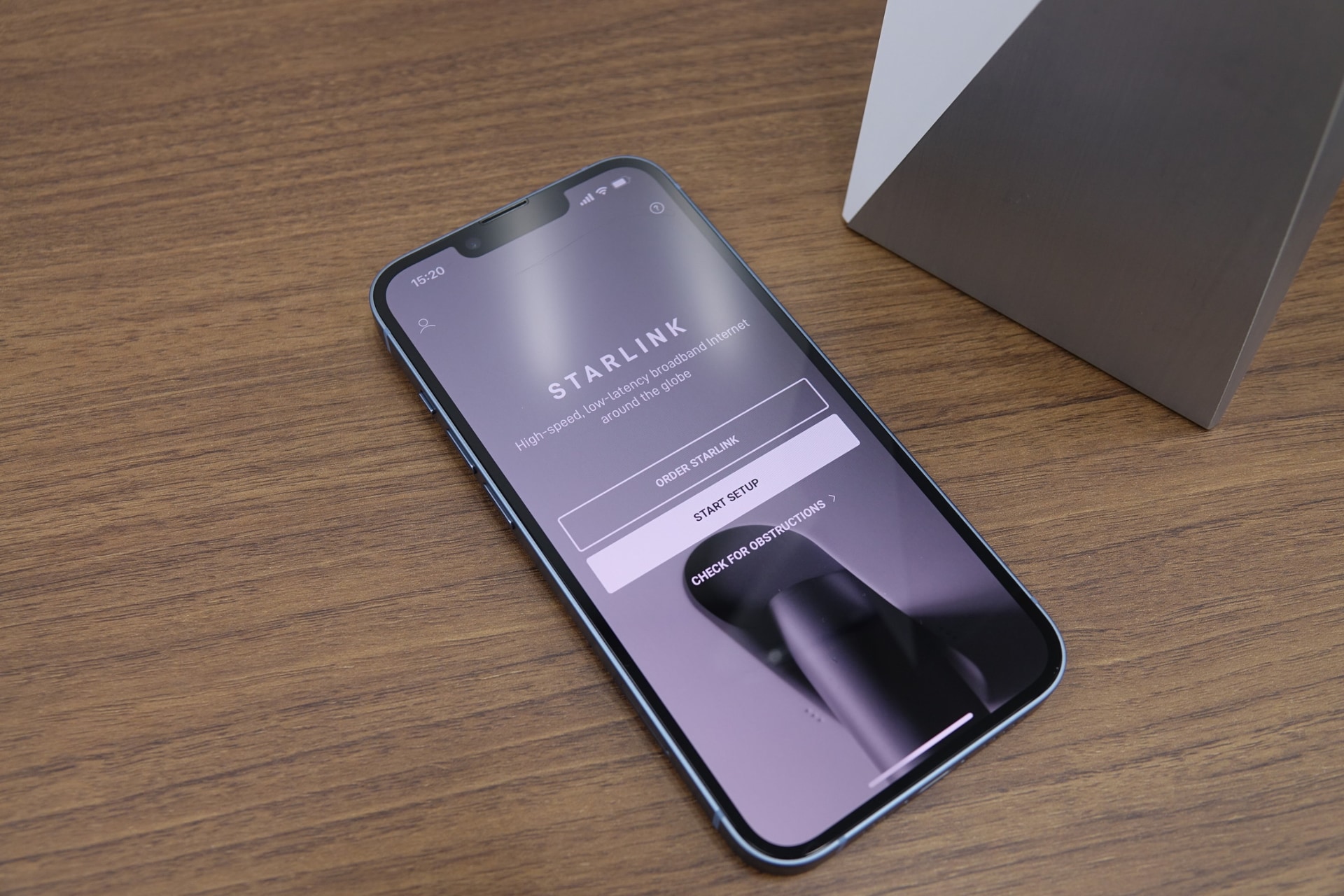 個人用アンテナに接続されたルーター（左）とセットアップ用のアプリ（右）