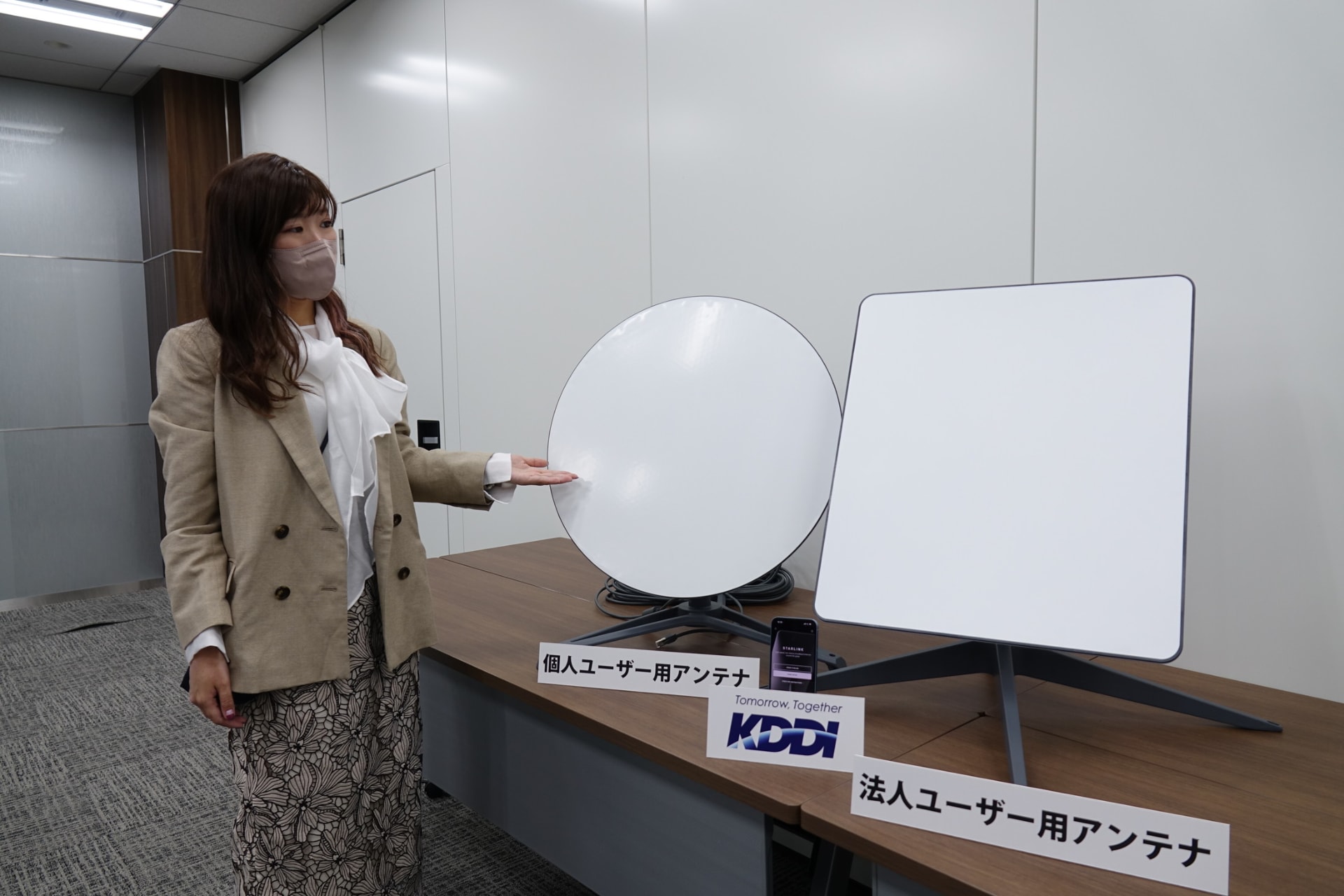 左の丸いものは個人ユーザー向けにSpaceXが提供するアンテナ。フットプリントとしては法人用とほぼ同じくらいの印象