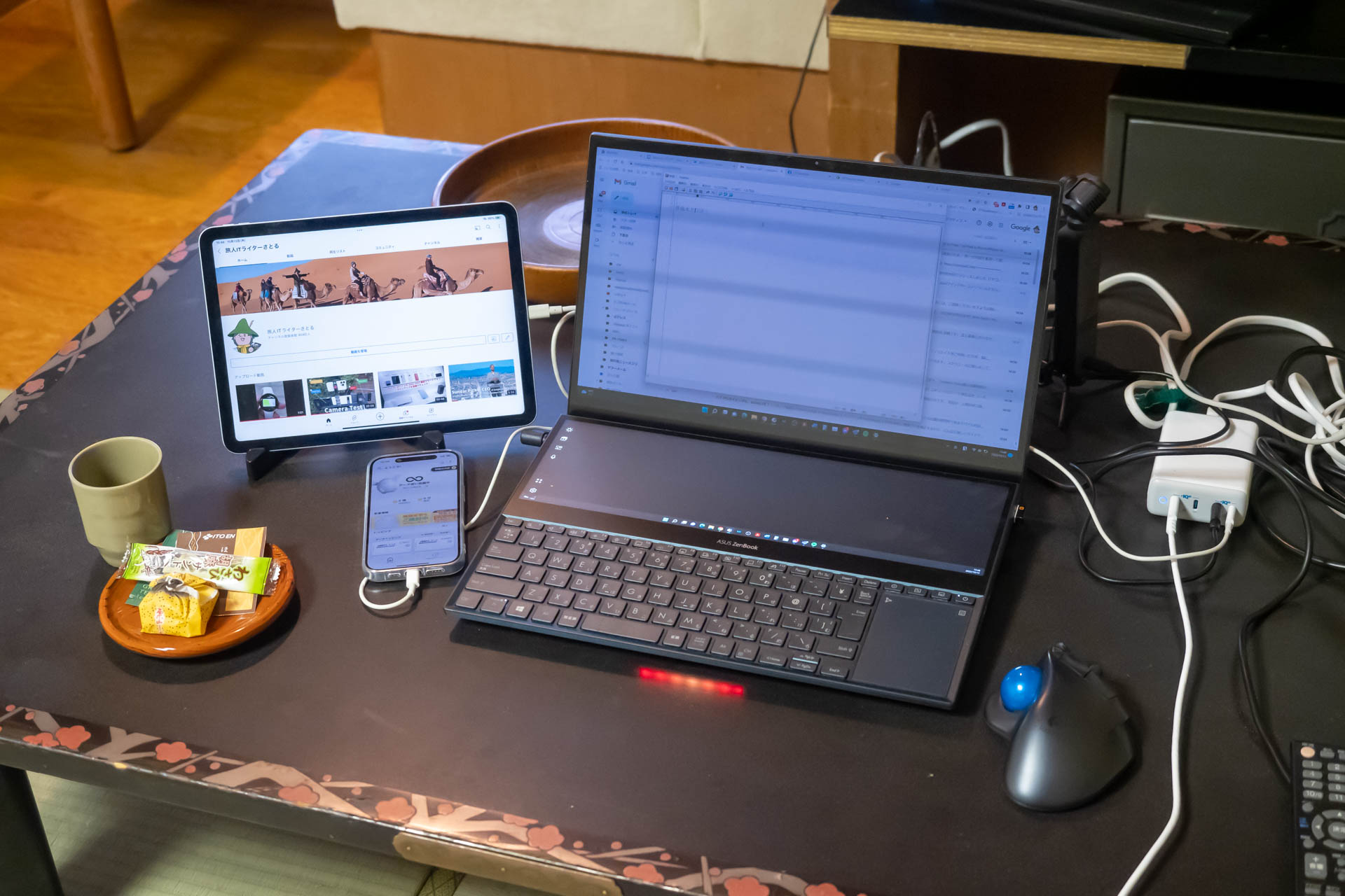 サービスのお菓子を食べながら、たまっている原稿執筆作業を進める