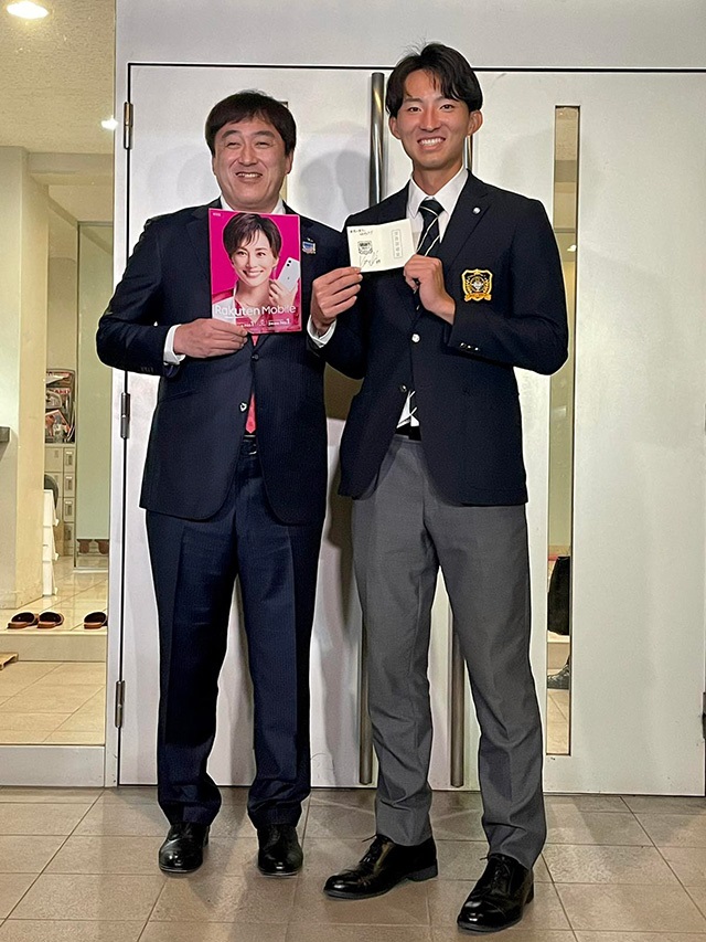 石井 一久 GM兼 監督（左）と荘司 康誠 選手（右）<br>写真：楽天野球団提供