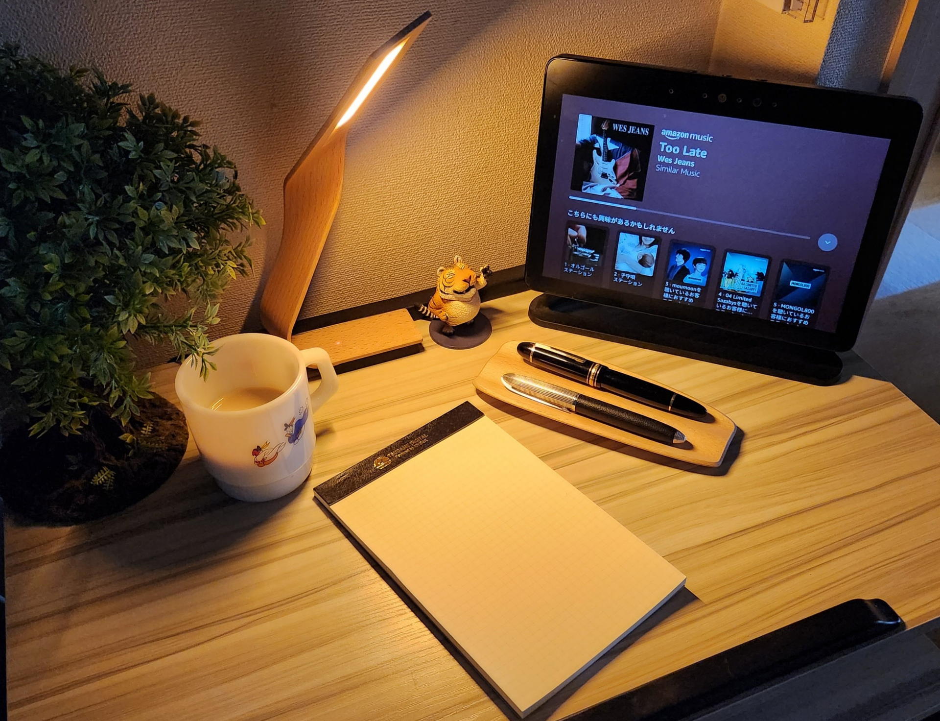 ペントレー本体のカラーは置く場所に応じてナチュラルかブラックを選択すれば良いだろう