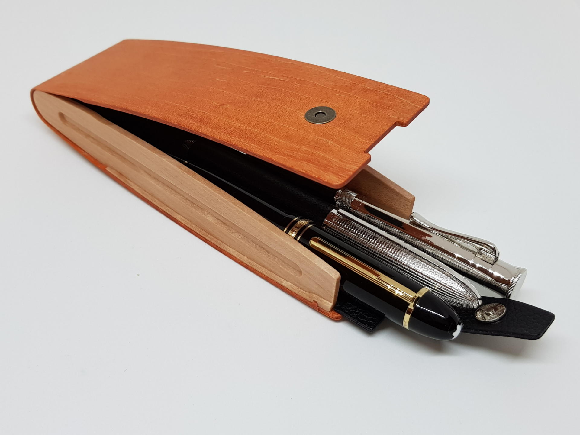 ストーリオブランドでは木材を切ったり削ったりしない最新の曲げ加工で弾力性のある名刺ケースやペンケース、ナイトランプなどを作っている。新潟県小千谷市にベースを置く