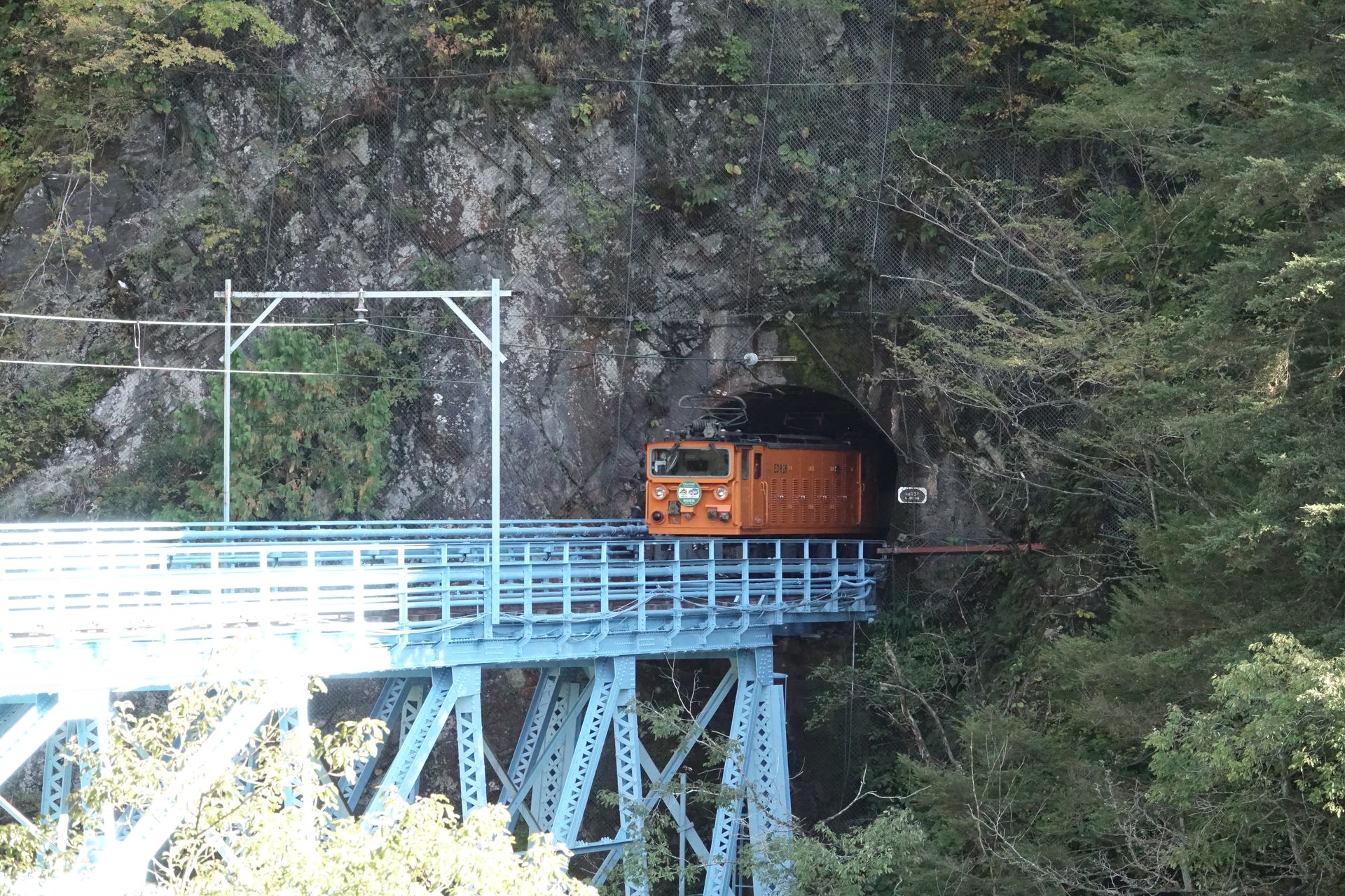 トンネルから顔を出したトロッコ電車。トンネルと車両の間の空間には、それほど余裕がない