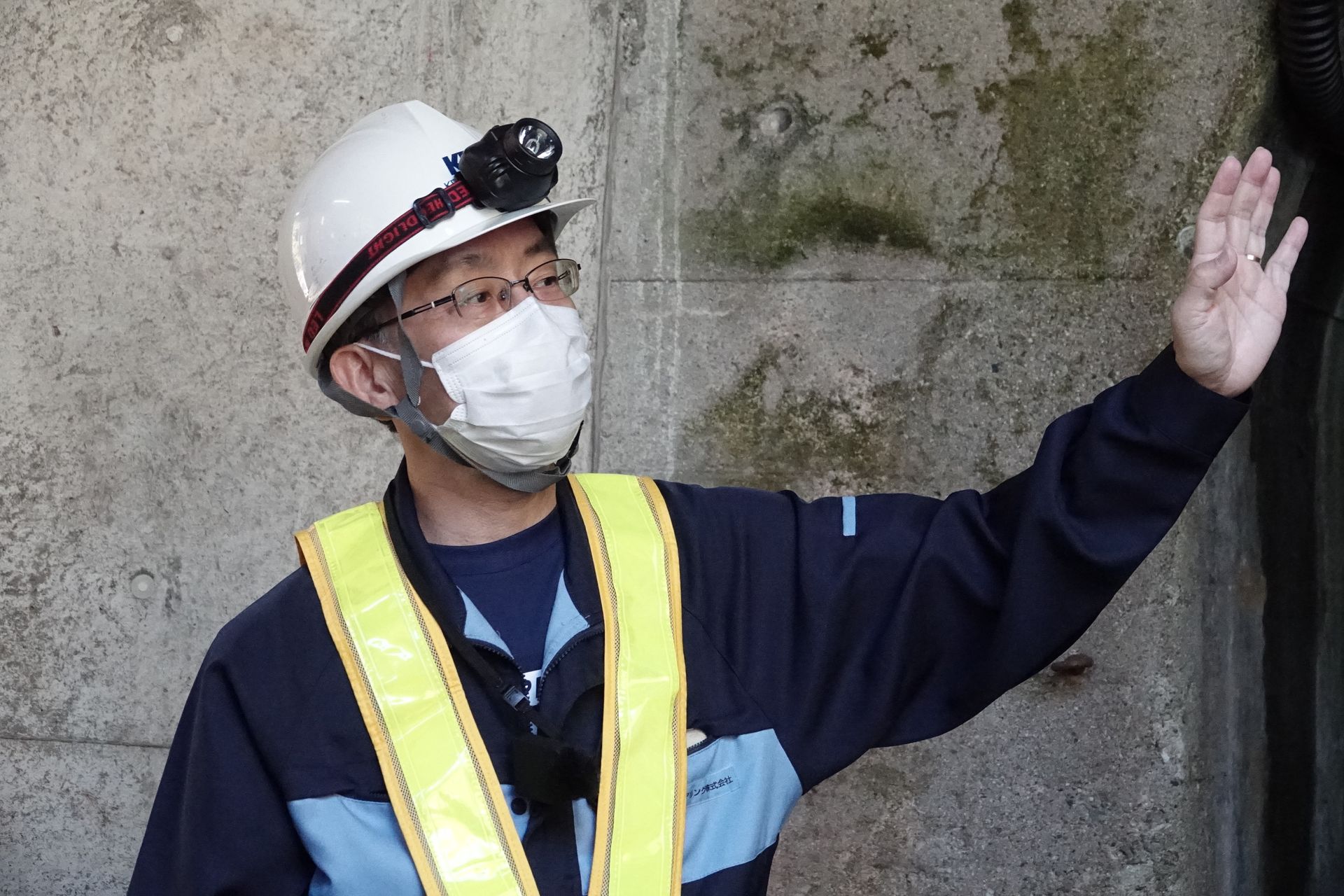 黒部峡谷鉄道のエリア化について説明する、KDDIエンジニアリング 建設事業本部 モバイルプロセス本部 屋内センター 屋内設計Gの嶋田直樹氏