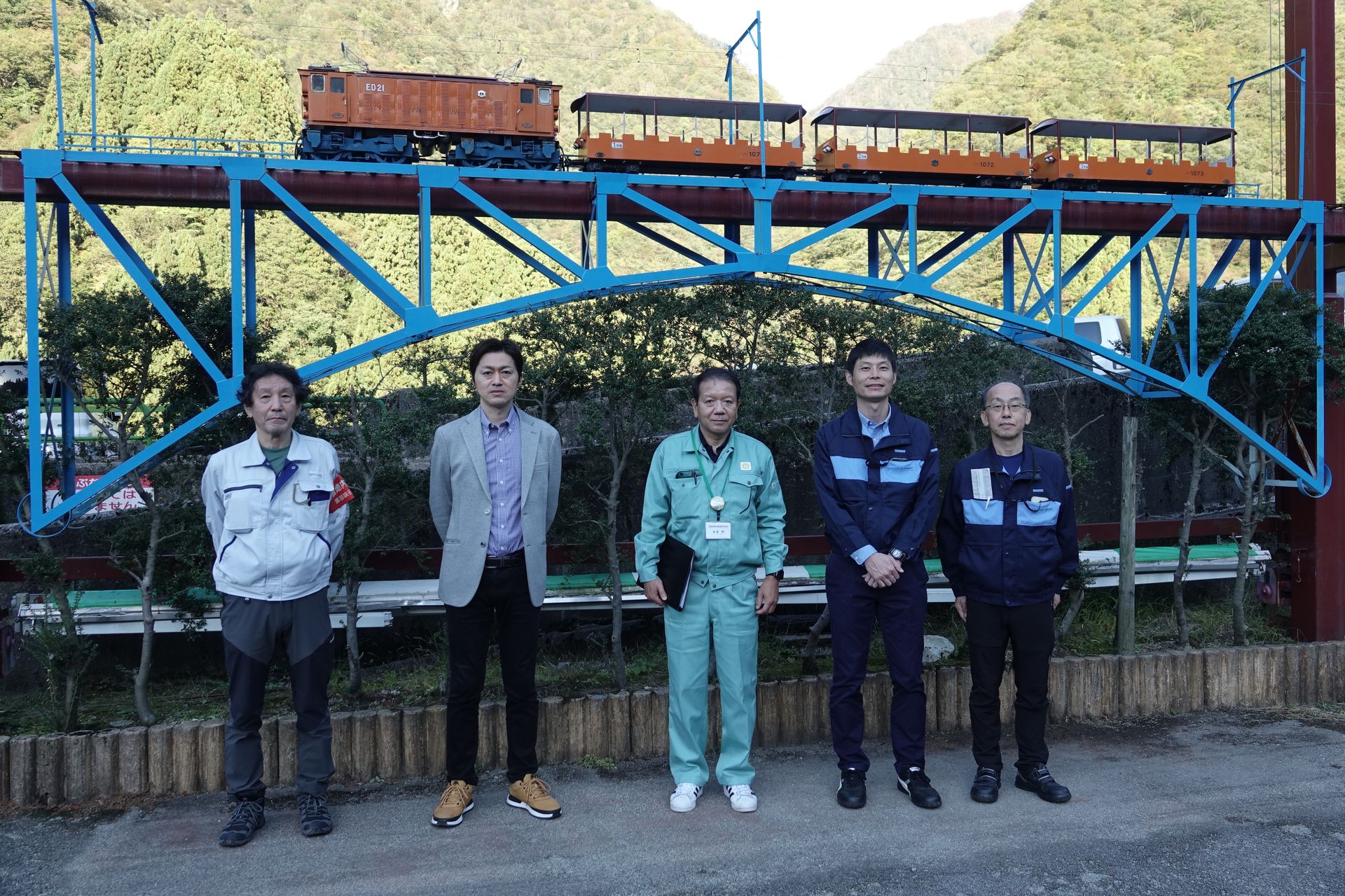 写真左から、オプテージ ソリューション事業推進本部 パートナー営業部 モバイルキャリア営業チームの柴草芳美氏、金月氏、谷本氏、船本氏、嶋田氏