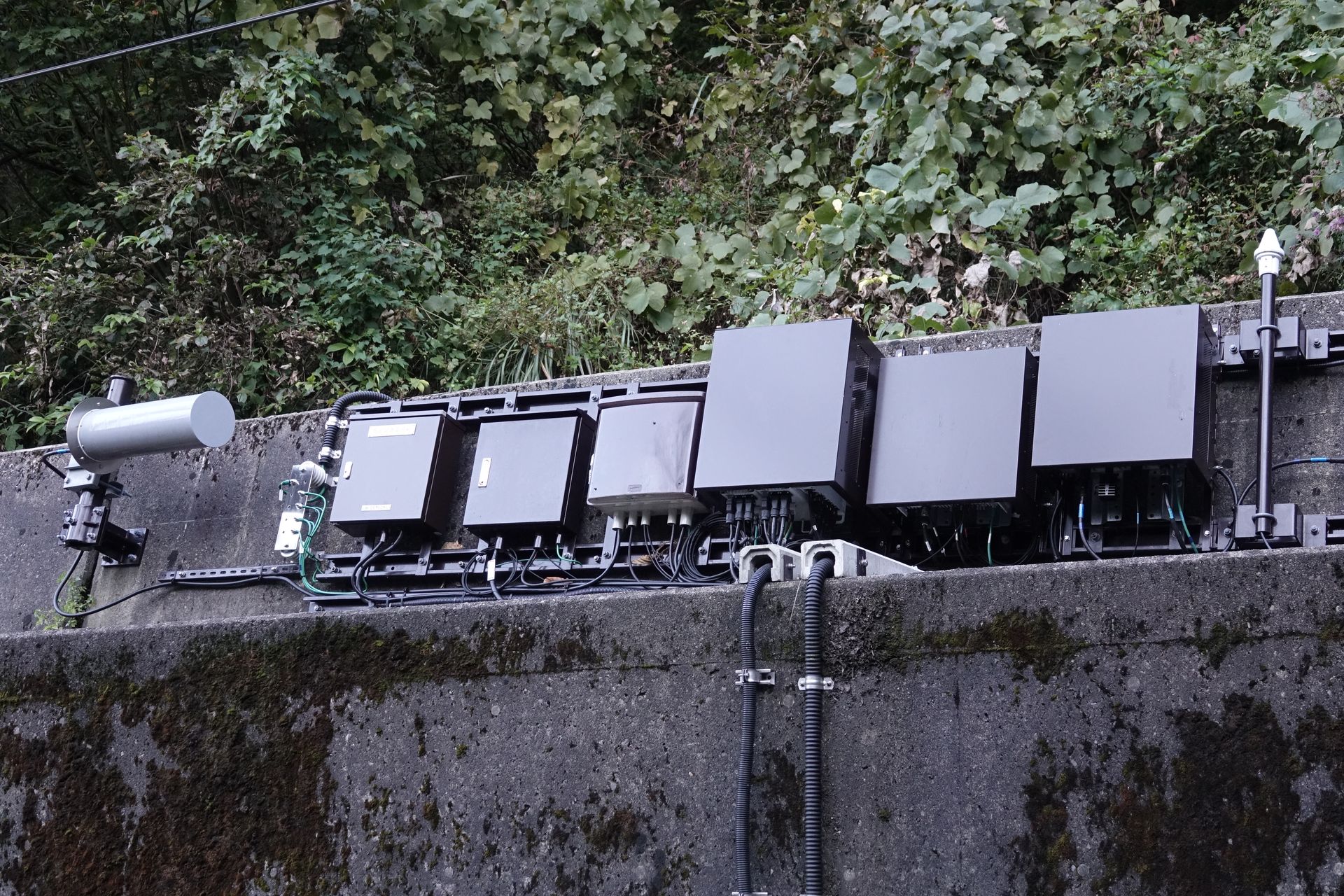 今回は、本稿で最初に紹介したトンネルとは別のトンネル付近にあるアンテナも見学した