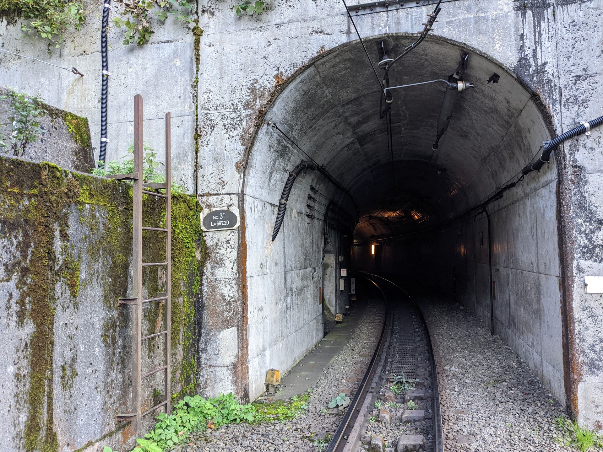 ヘルメットと蛍光チョッキを身につけ、トンネル内部へ足を踏み入れる