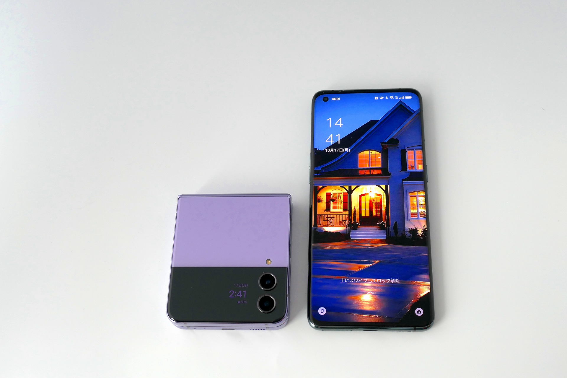 左がGalaxy Z Flip4、右がOPPO Find X3 Pro。操作しないときに、コンパクトに折りたためることが最大の利点