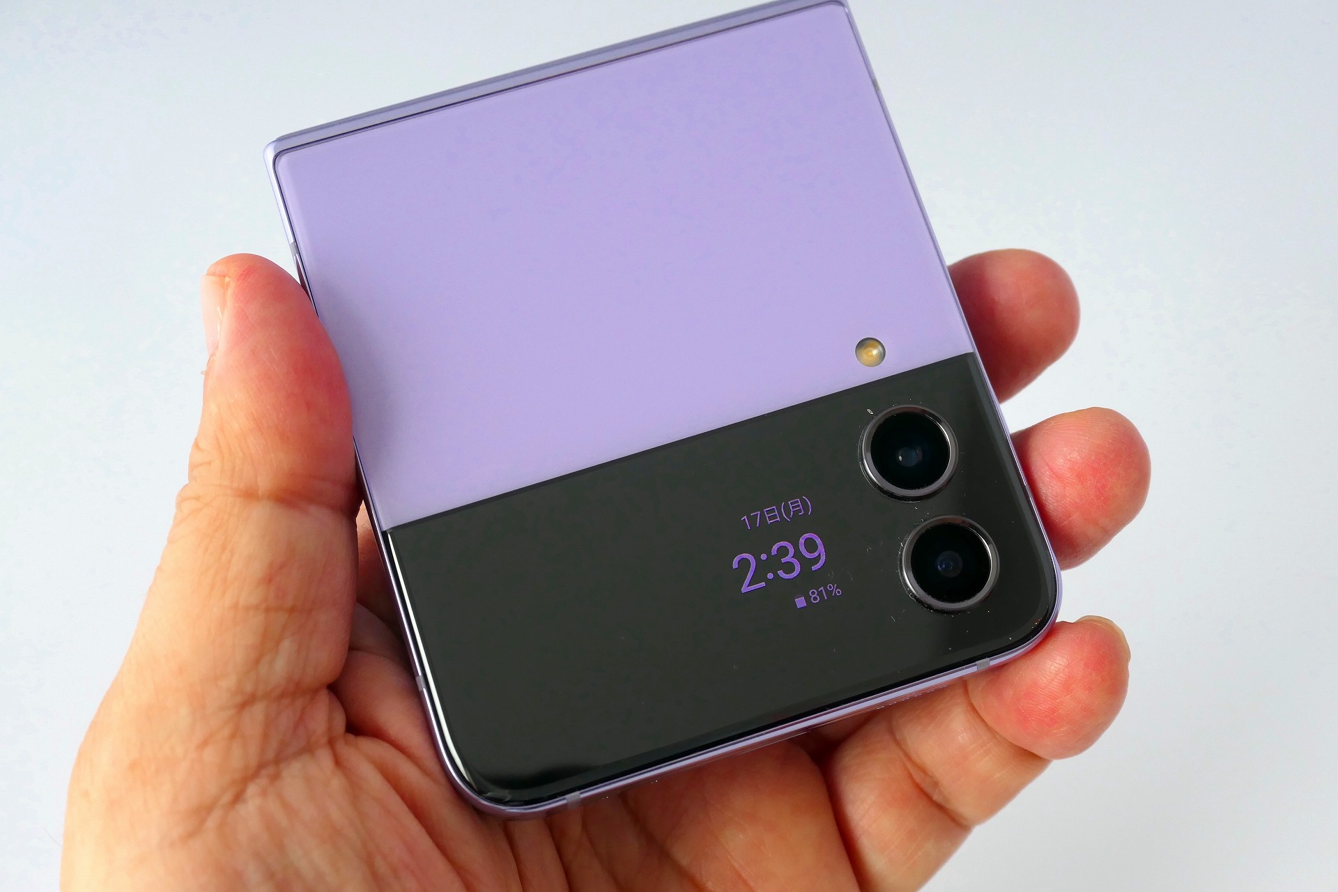 カバーディスプレイは閉じたままで現在時刻を確認できるのが便利