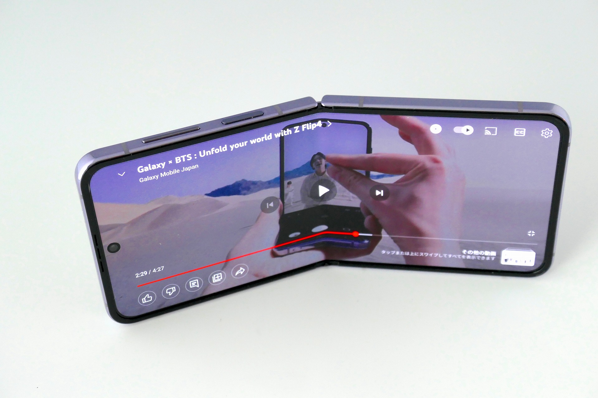 背面にスタンドを付けたりしなくても、卓上に立てることができる